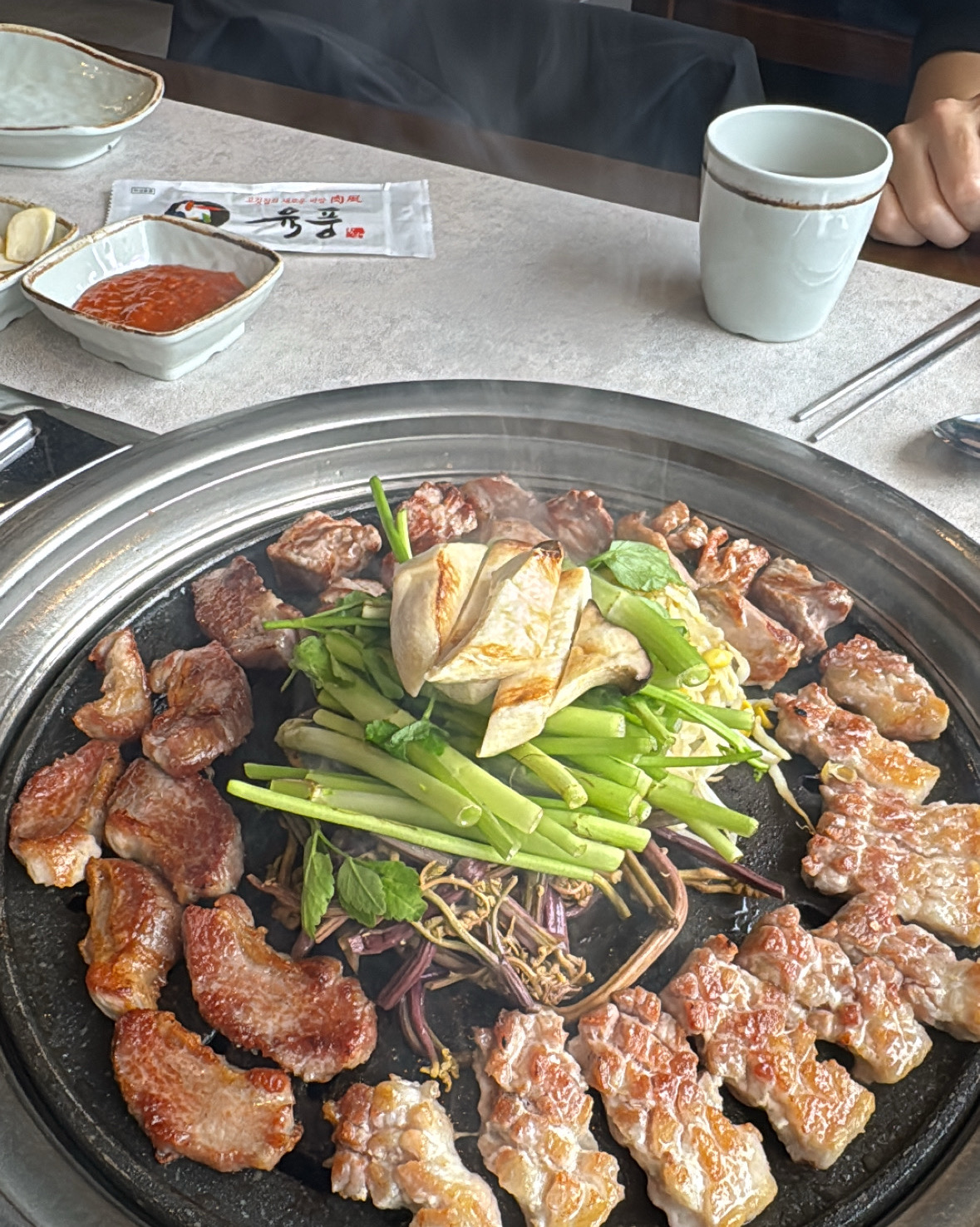 직접 고기도 다 구워주시고 서비스 김치찌개까지 완전 푸짐한 봉명동 맛집이에요! 단체회식하기