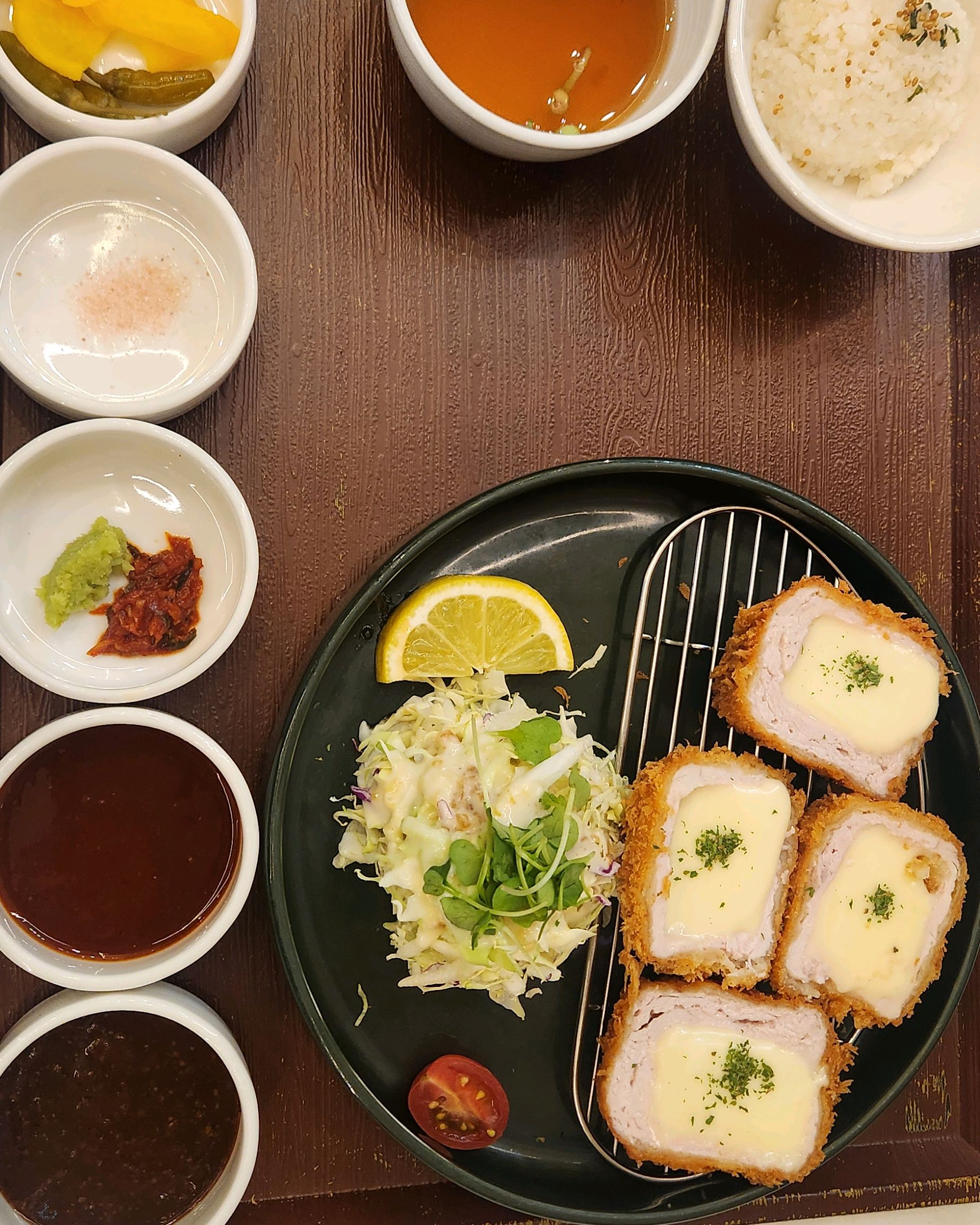 가족과 함께 맛있는 저녁 먹으러 왔어요. 왕돈까스가 정말 크네요! - 대전 맛집 소바카츠 월평선사점