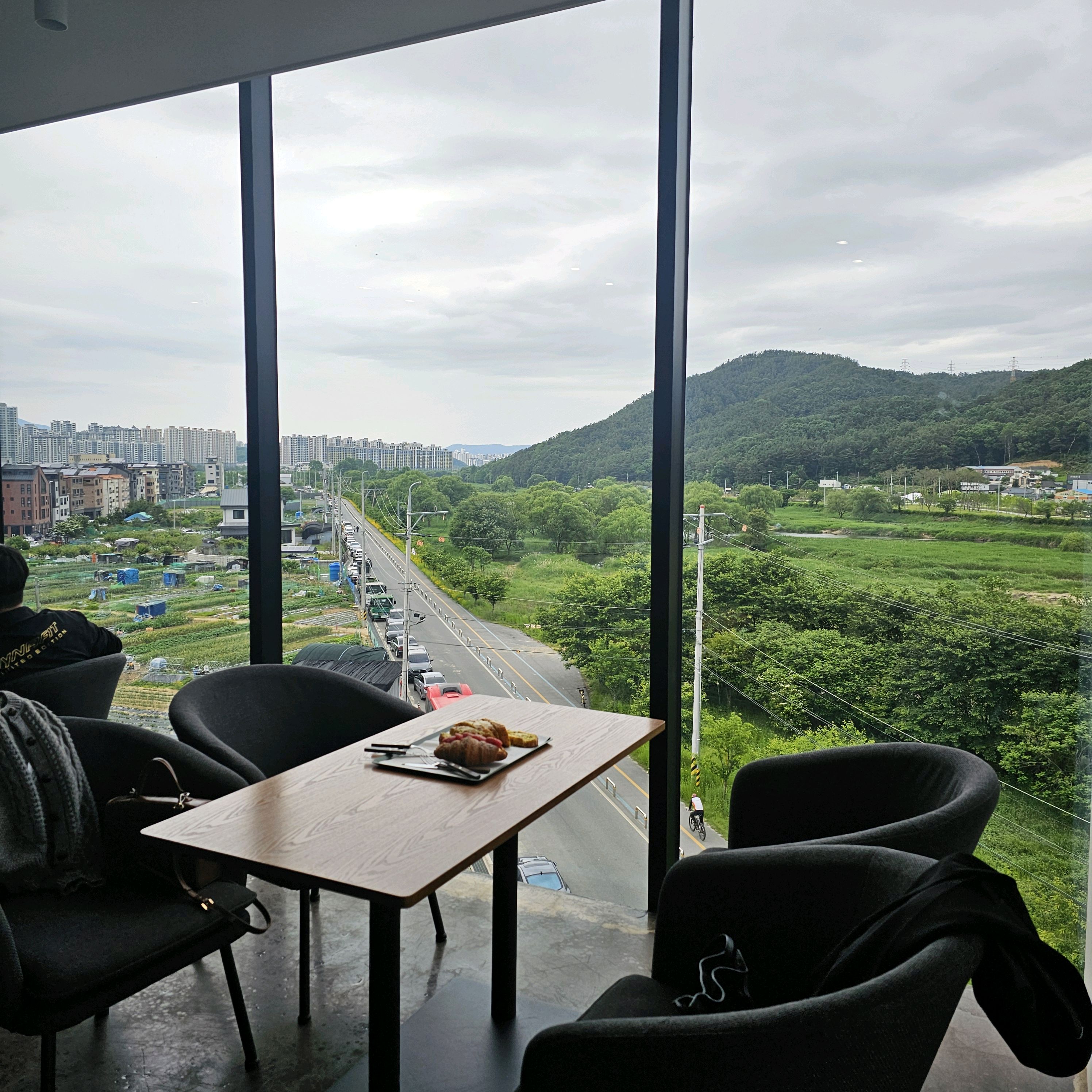 뷰도 좋고 음료랑 빵도 맛있어요 - 대전 맛집 cafe N&D