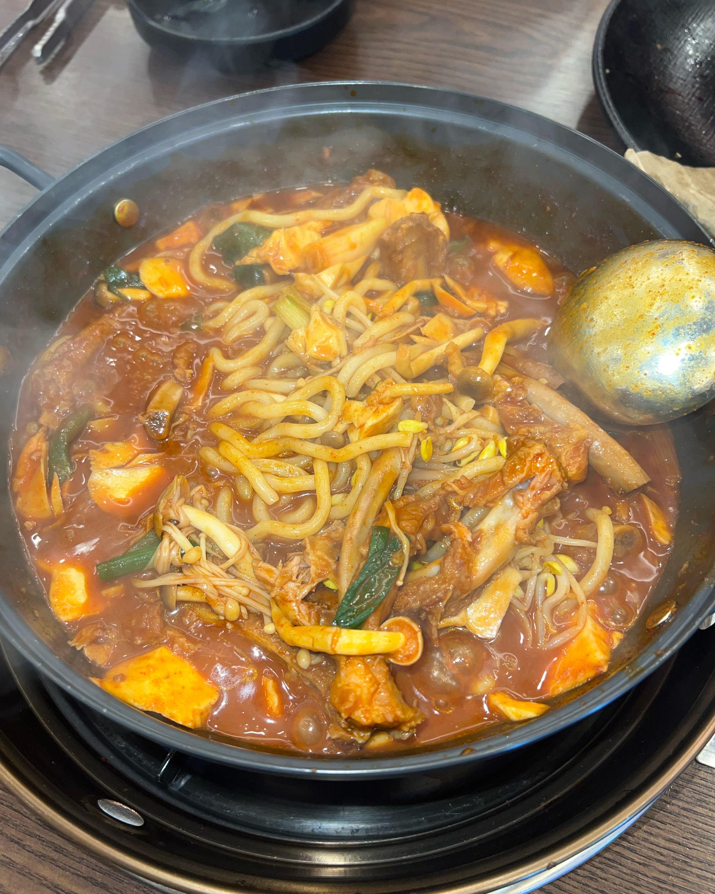 여기 처음 와봤는데 직원분들이 파이팅 넘치고 정말 친절하세요! 매운거 잘 못 먹어서 덜 매