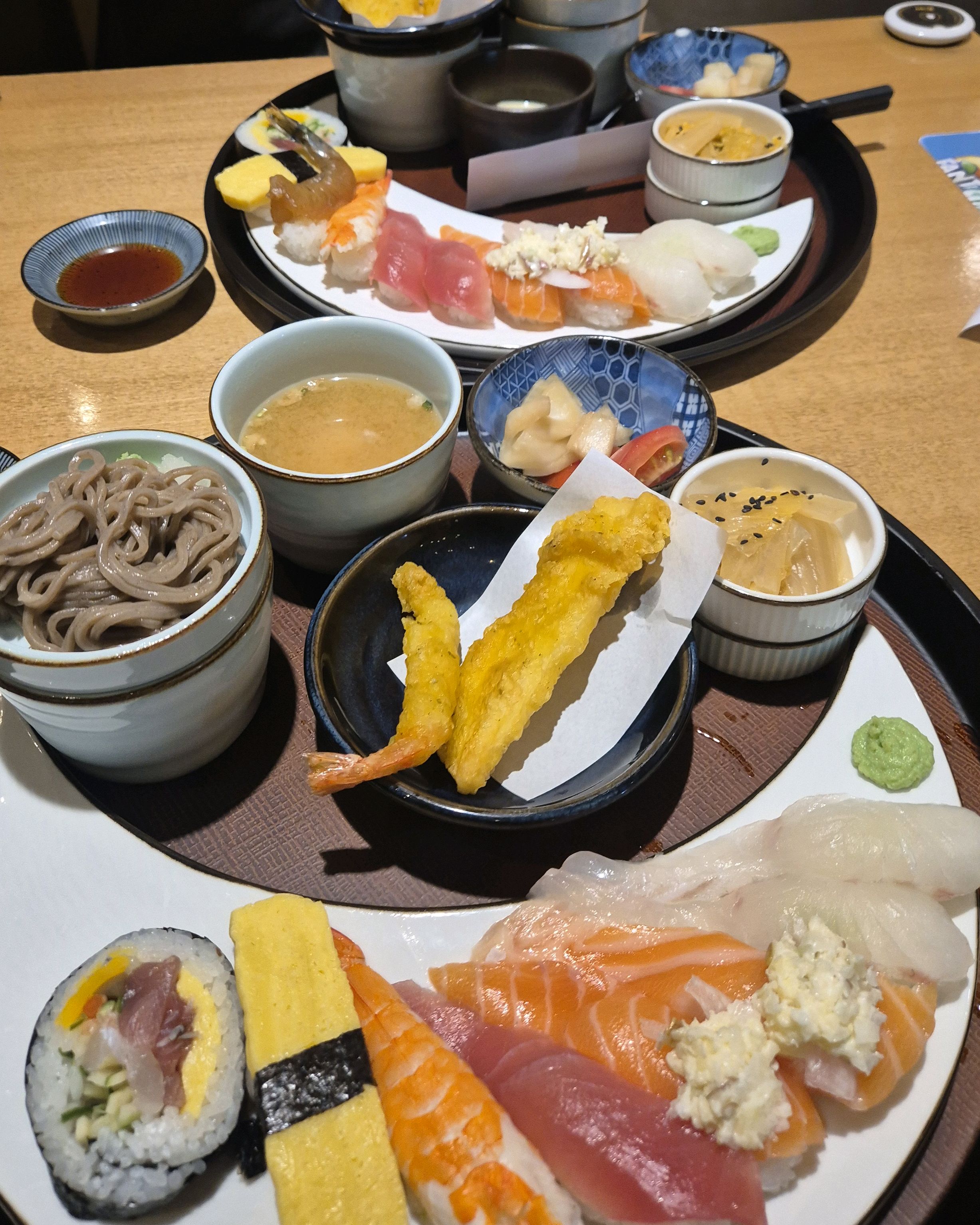 초밥 밥이 진짜 맛있어요! 구성도 괜찮고 후식?으로 음료 한 잔도 주셨어요! 직원분들 너무