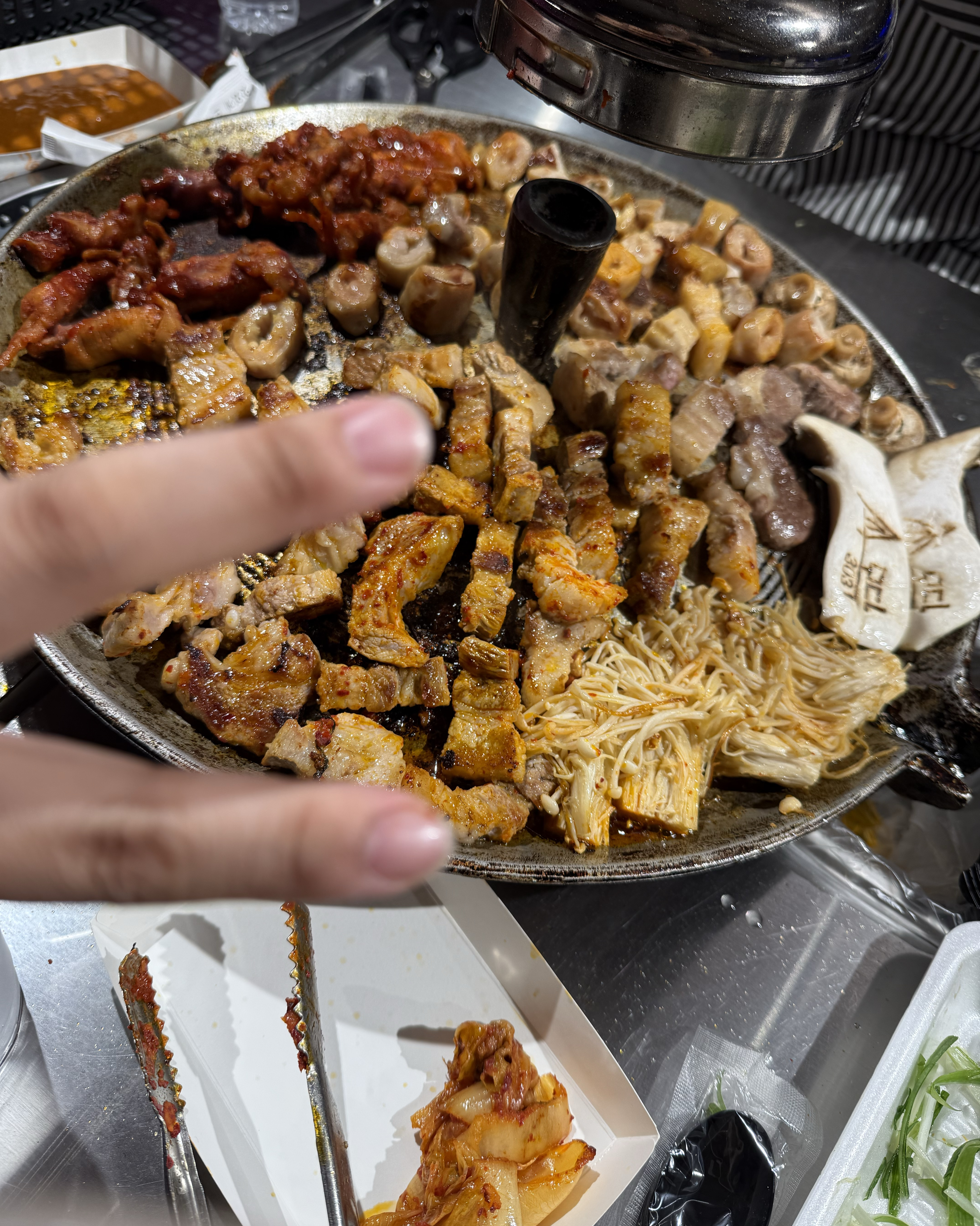 예약하지 않고 갔는데 다행히 단체석이 남아있어 맛있게 먹었숩니다 ! - 대전 맛집 야외바베큐 모닥303