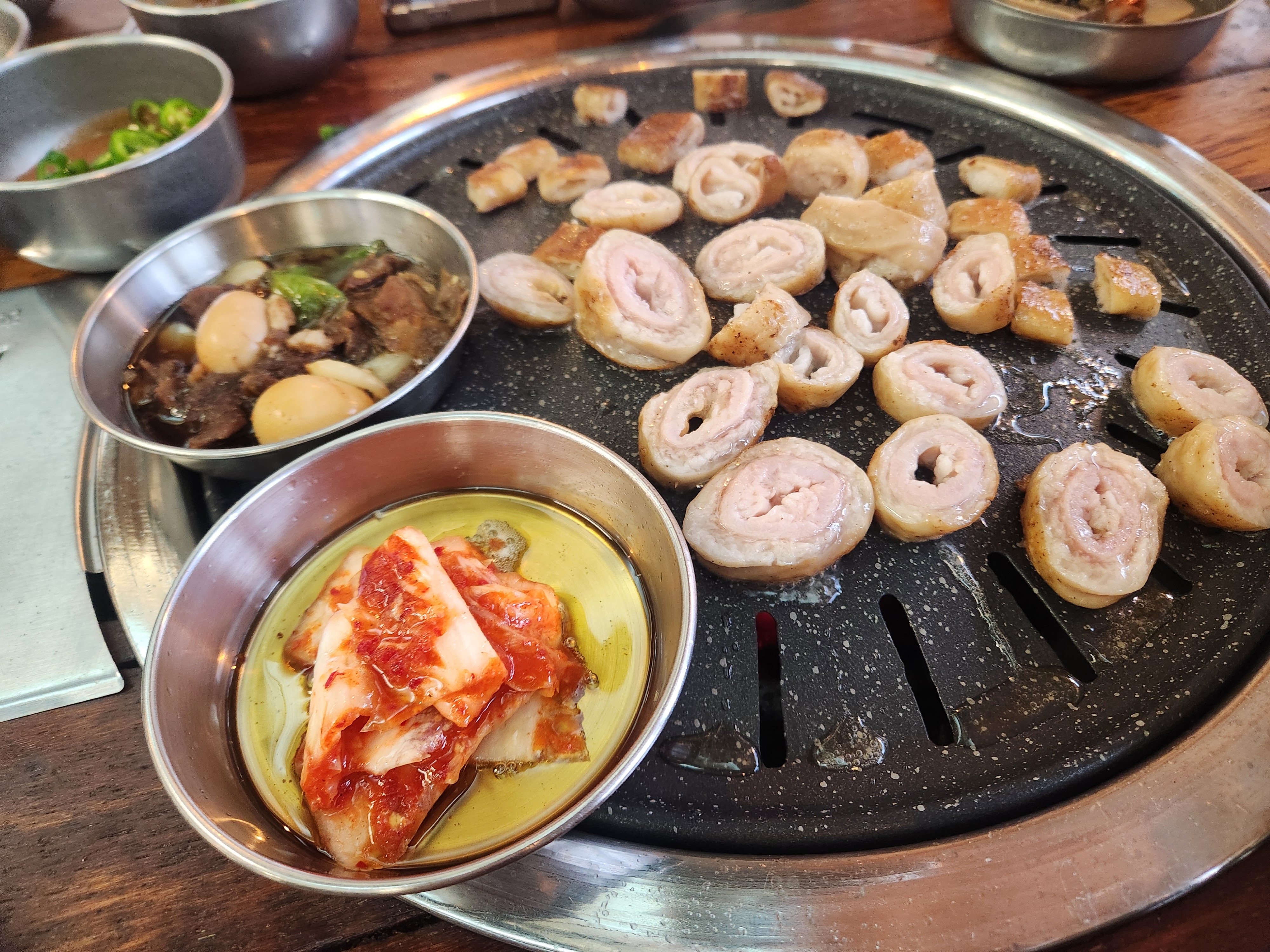 웨이팅할까봐 30분전부터 와서 기다렸어요. 이베리코 막창은 첨 먹어보는데 신기하고 맛있네요