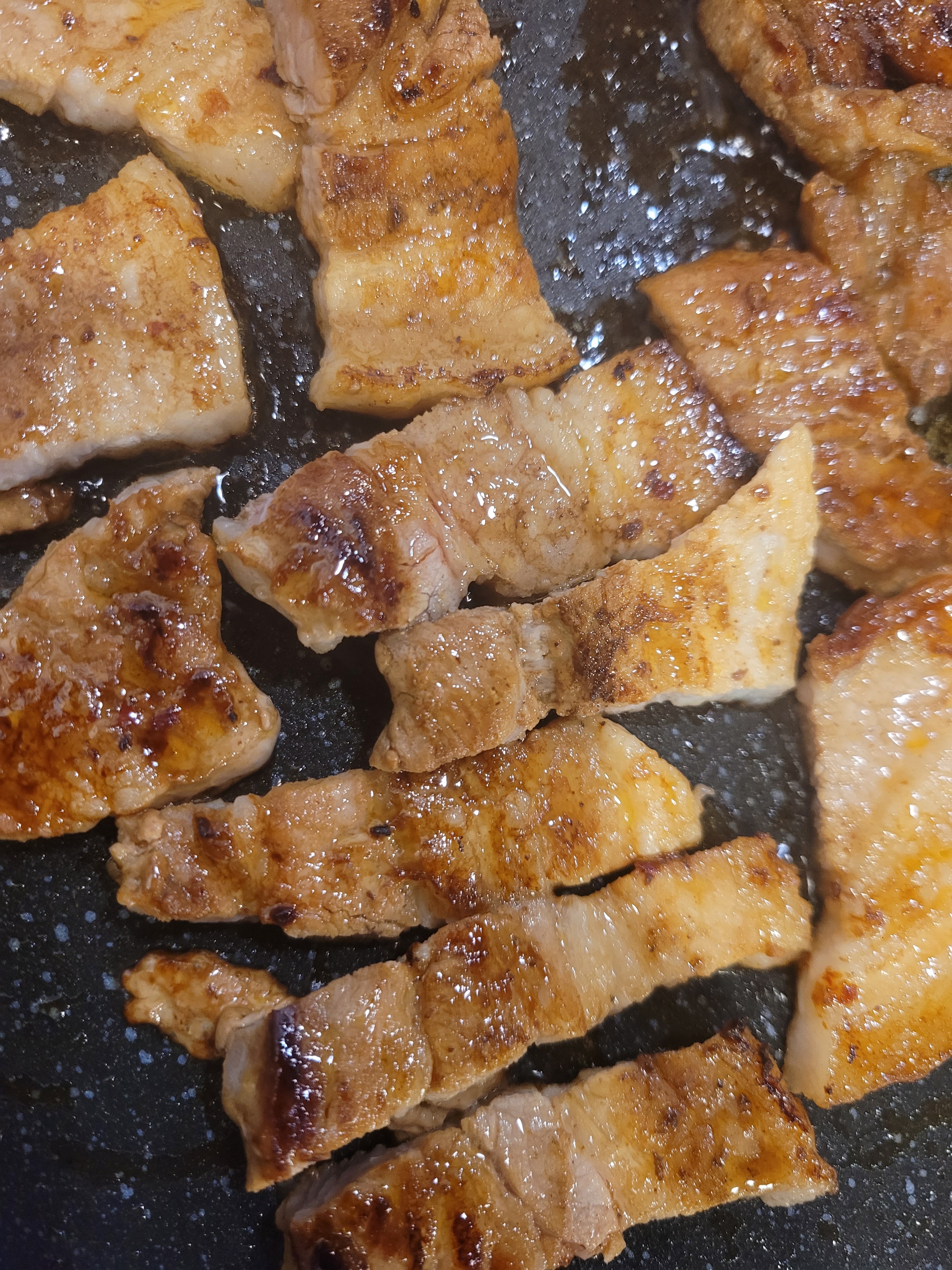 닭갈비집인데 삼겹살과 돼지갈비가 너무맛있어요 무한리필에 돼지갈비,삼겹살,닭갈비,밥,싸이드 