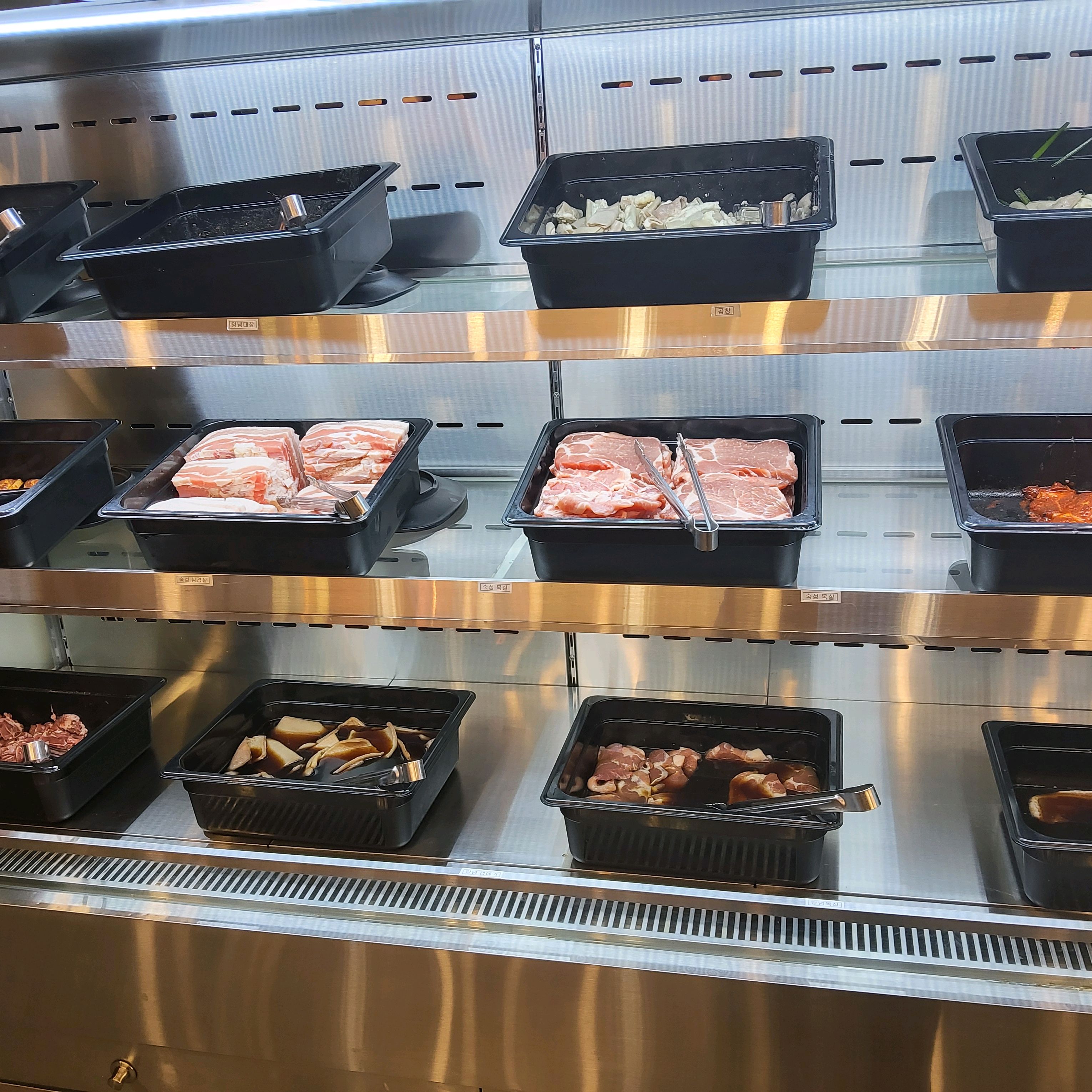 매장이 크고 종류가 많아서 좋았습니다. 직원분들도 친절하세요. - 대전 맛집 푸고 대전은행점
