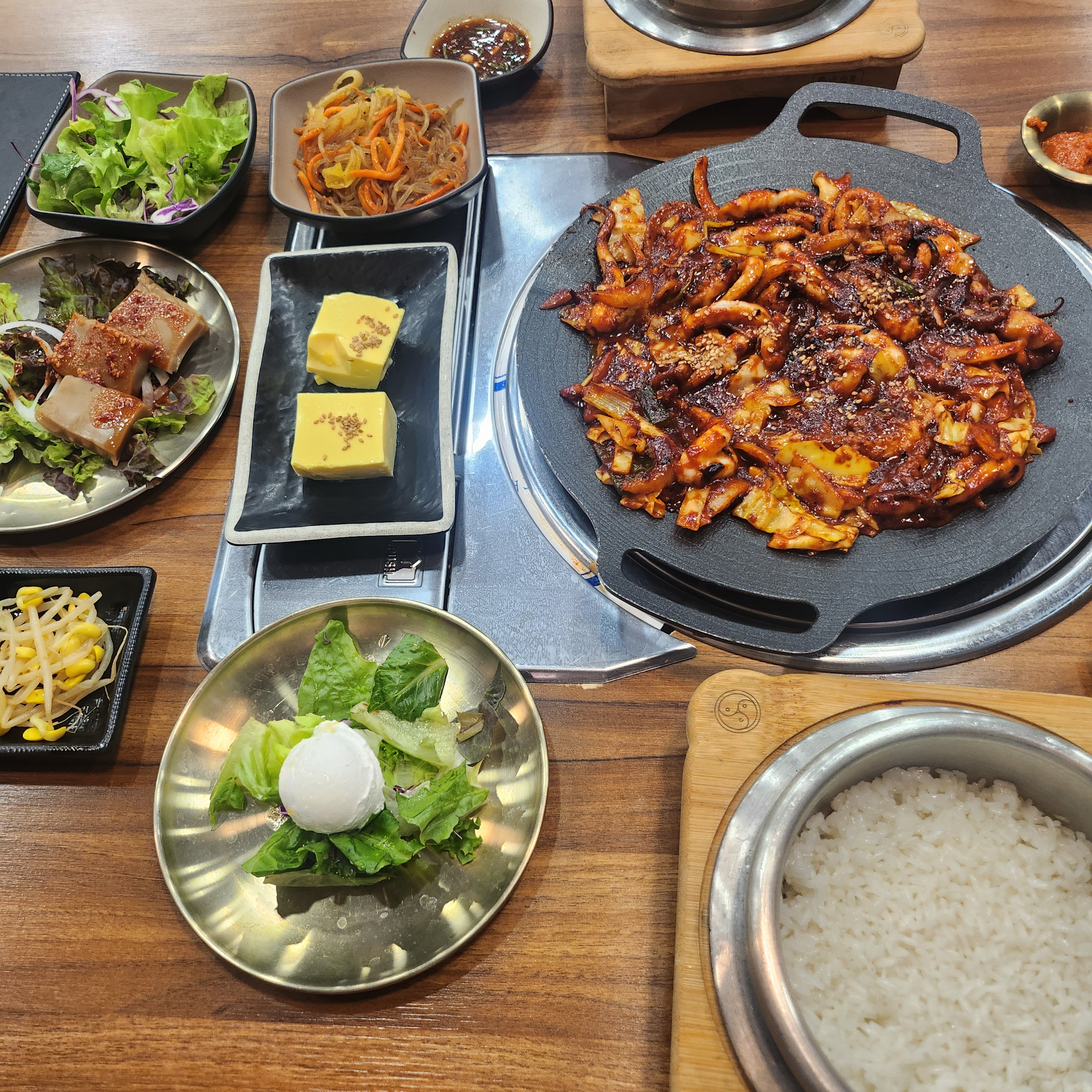 깔끔하고 맛있는 한식 찾다가 오아시스처럼 발견한 맛집이에요!! 수저도 각각 종이에 포장되어
