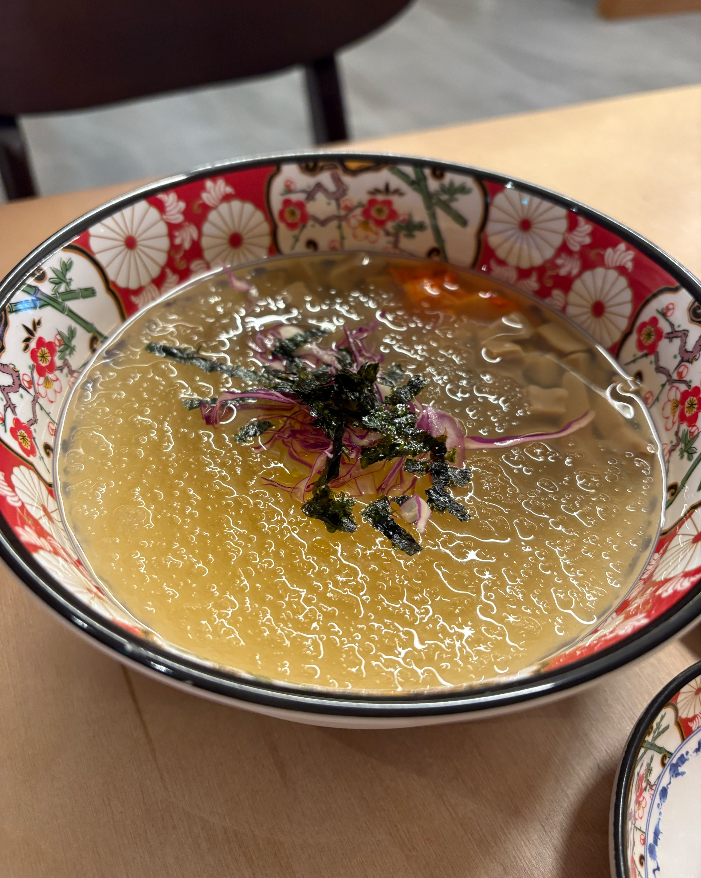 쭈꾸미랑 피자 묵사발까지 구성으로 가격이 괜찮아요 보통맛은 별로 맵진 않고 딱 약간 매콤한