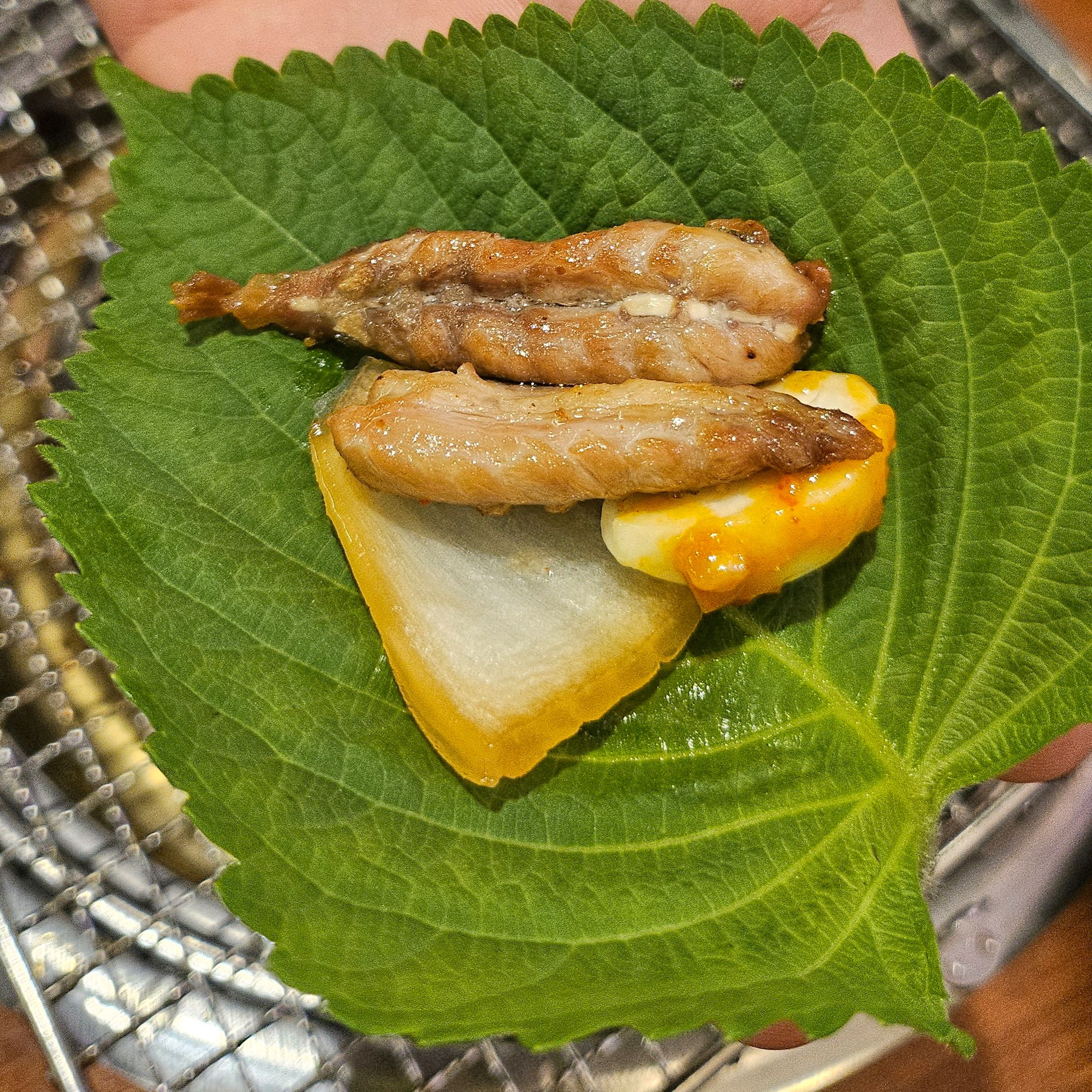 밤닭 간장이랑 닭목살 구이 먹었는데, 맛있었어요:) - 대구 맛집 밤새우는닭 월성직영점