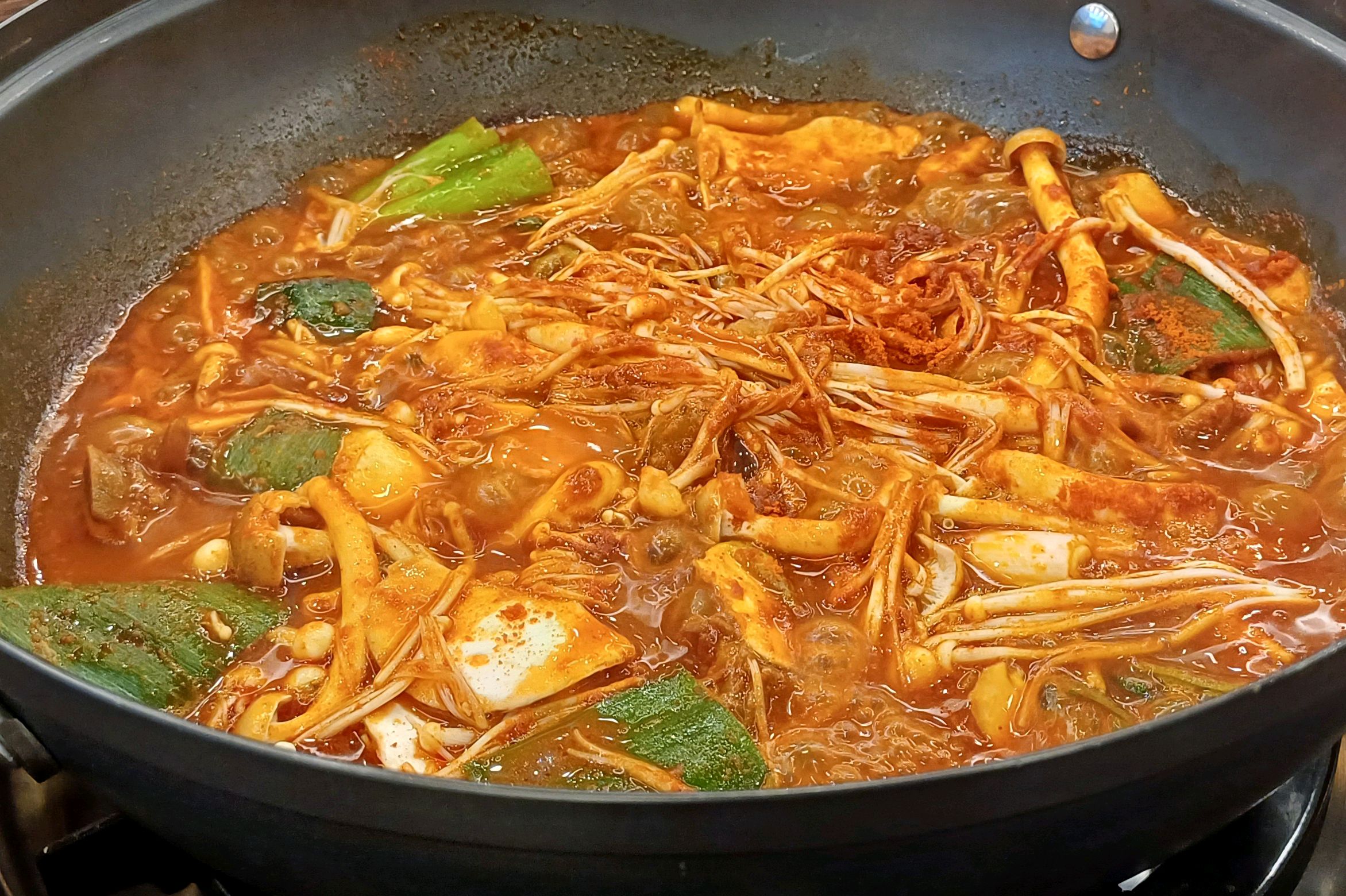 처음 와본곳인데 역시 주변맛집 소문대로 이네요~ 얼큰하고 전은 바삭하니 좋습니다~^^다음에