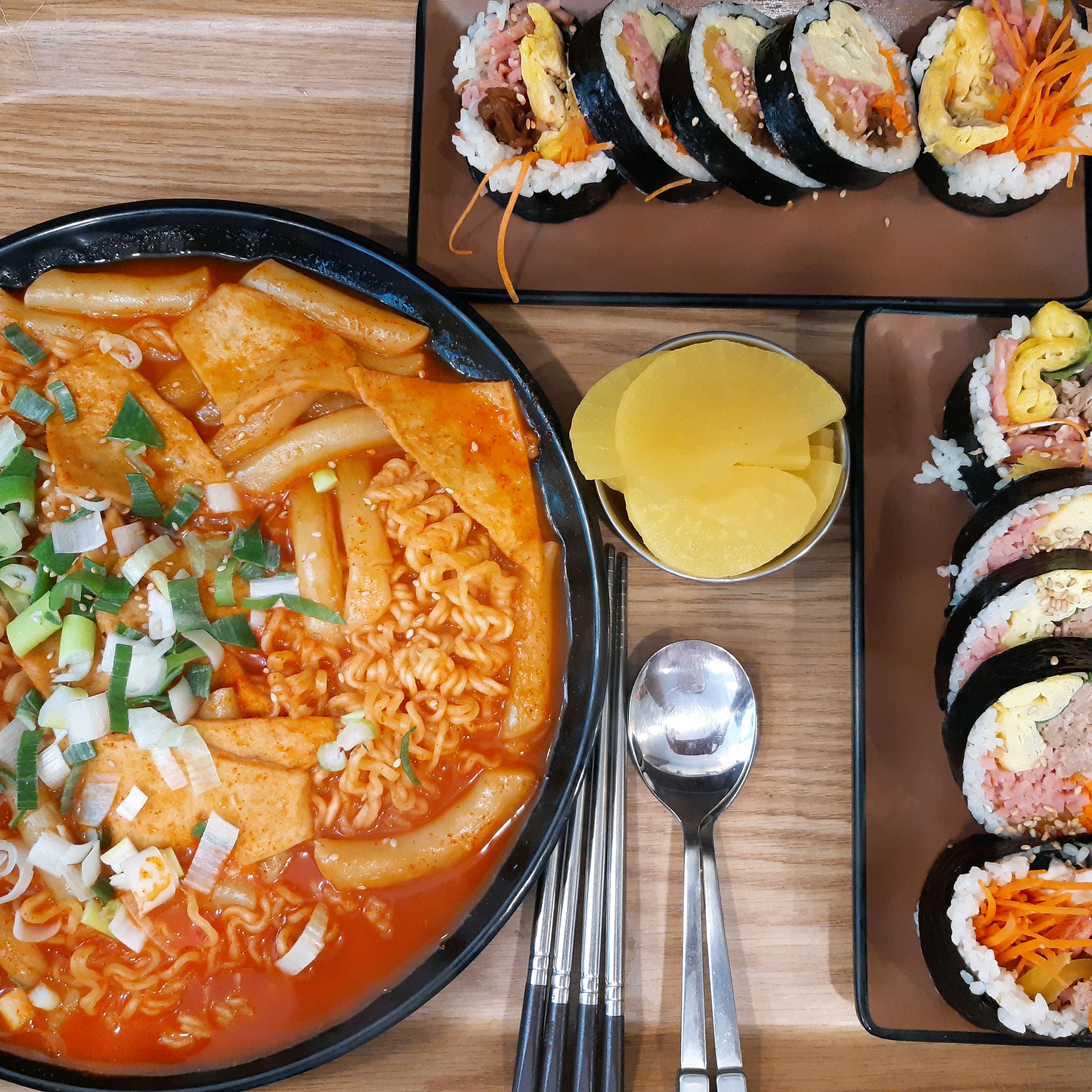 한입에 겨우 들어가 입속을 꽉! 채우는 김밥 - 구월동 맛집 법대생 팔뚝김밥