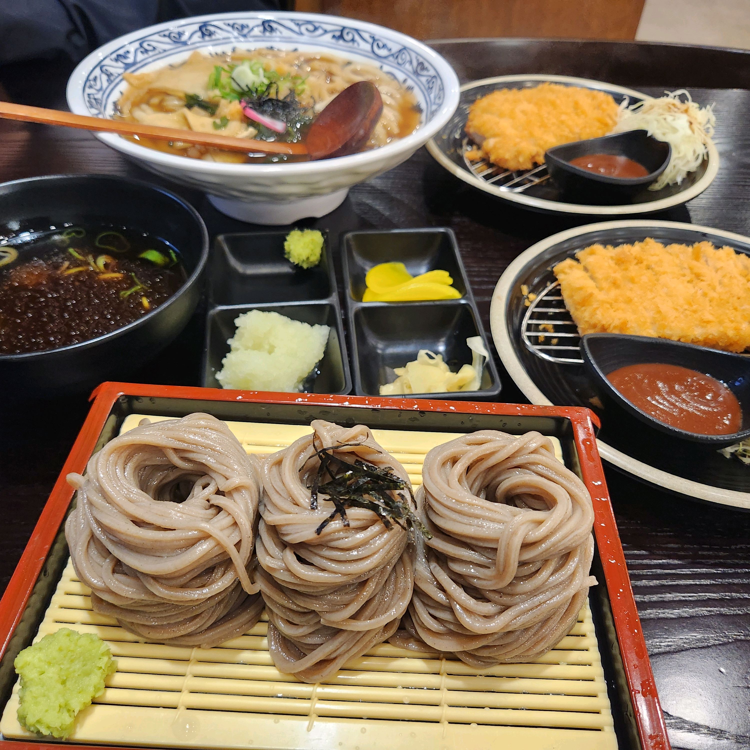 내부 깔끔하고 넓어요..맛있는건 다 아실테고 주차하기 완전 좋아서 더 좋아요 - 대구 맛집 삼동소바 대구시지점