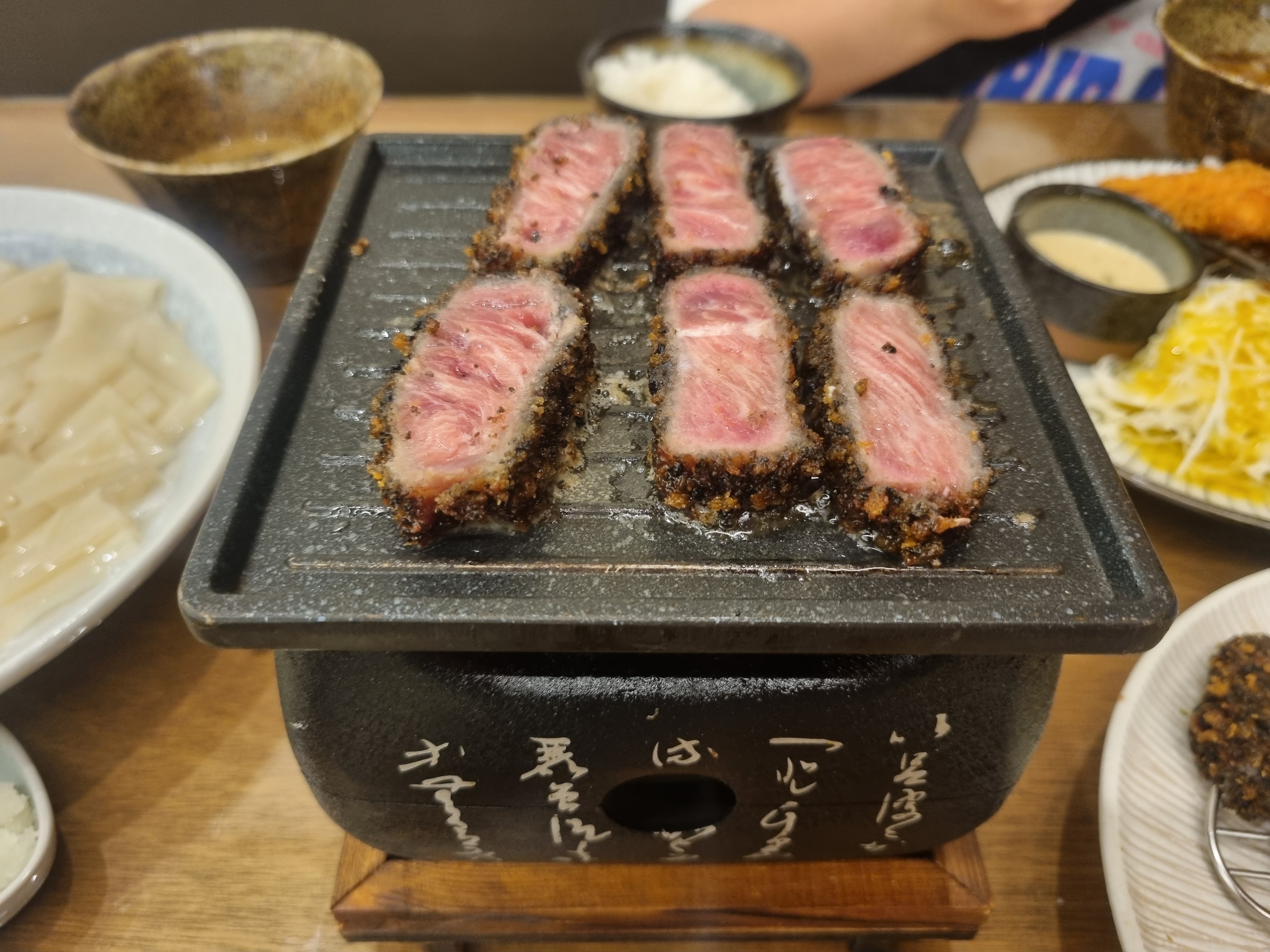 규카츠를 직접 불판에서 익혀먹는 재밌는 경험이었어요. 아이랑 갔는데 재미나고 맛있게 먹었습