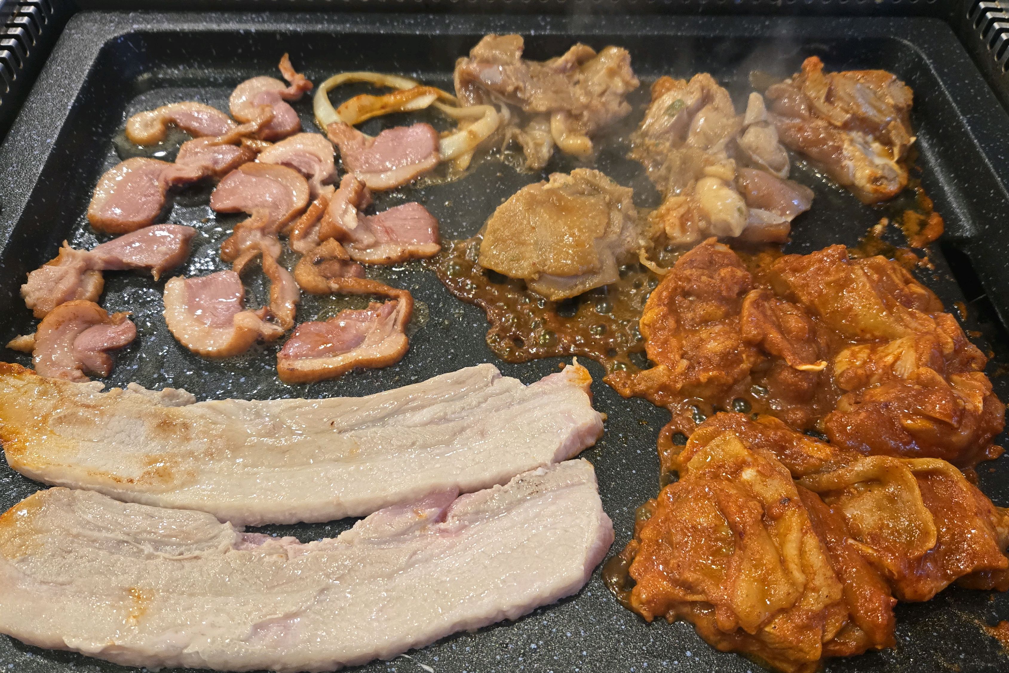 처음 와봤는데 맛있어요 ^^ 각자 취향에 맞게 자유롭게 고기 가져다 먹을 수도 있고~ 라면