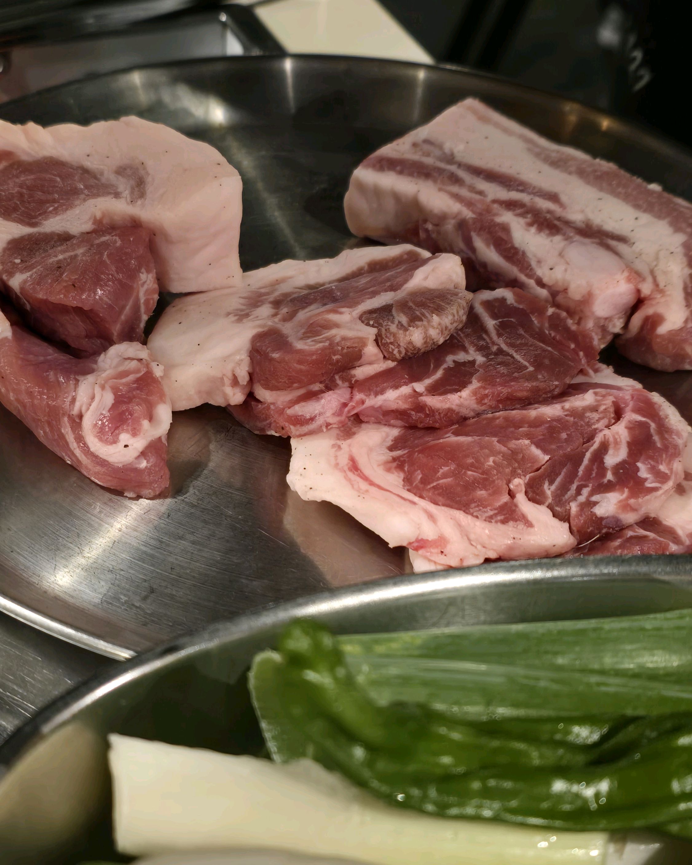 반찬도 다양하고 사장님도 친절하셔요 고기가 신선하고 매장도 넓고 쾌적해요 친구들과 함께 방