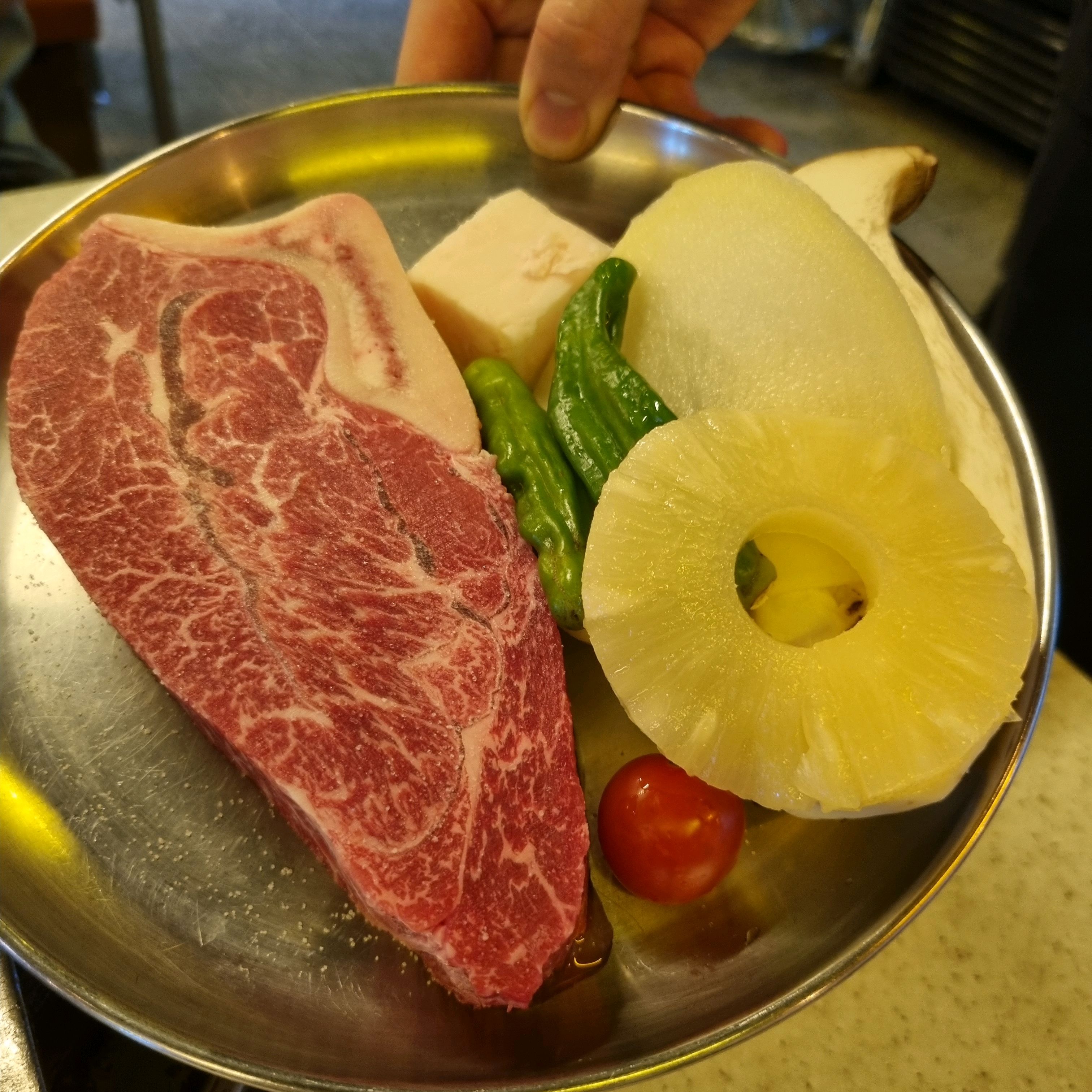 예약하고왔는데~~직원분들너무친절히 고기도구워주시고 무엇보다 육회의 싱싱한맛과 서대살의 육즙