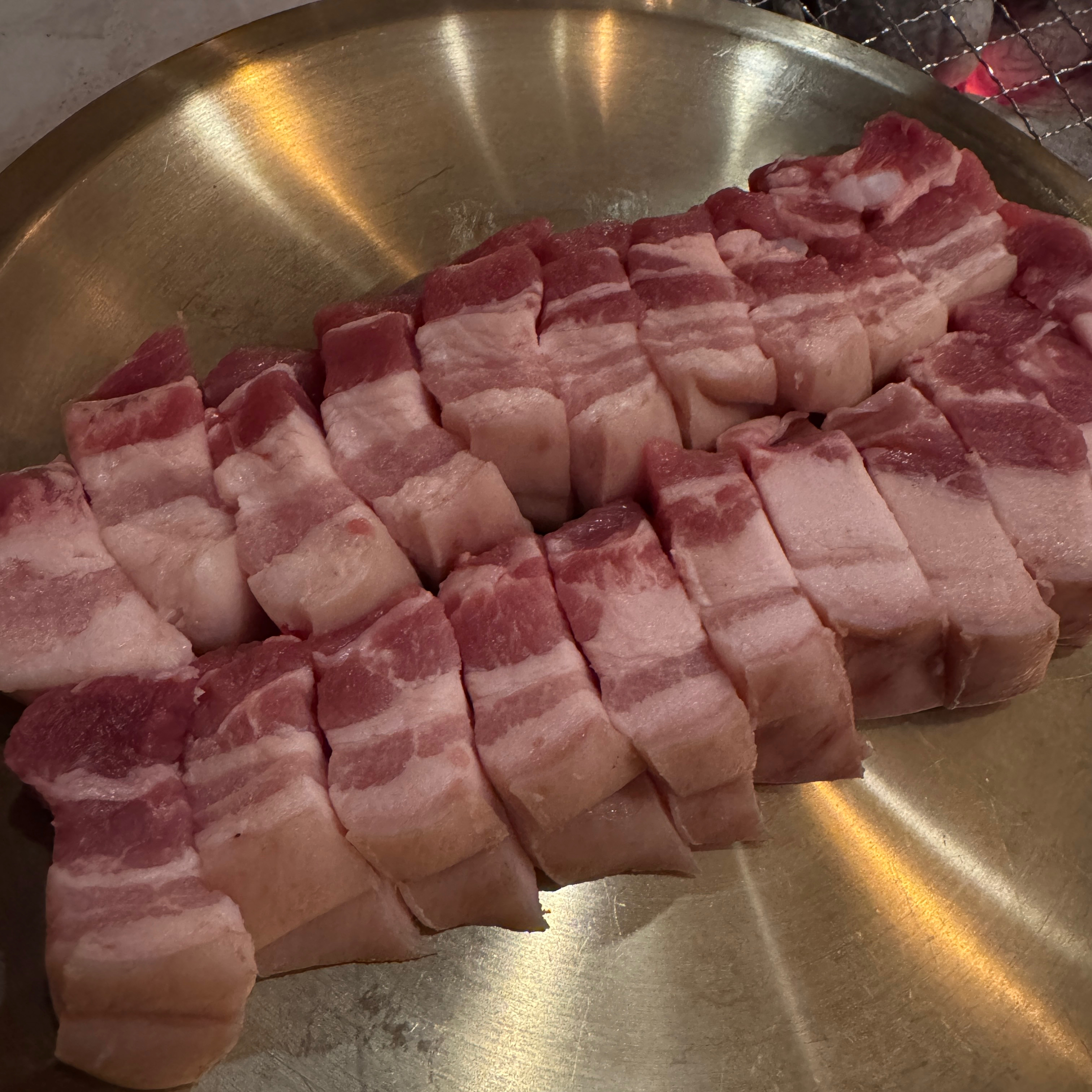 가게 분위기 있고 사장님 친절하세요! 고기 비주얼 다박이요, 맛있게 멀게영! - 성수 맛집 뚝딱 성수점