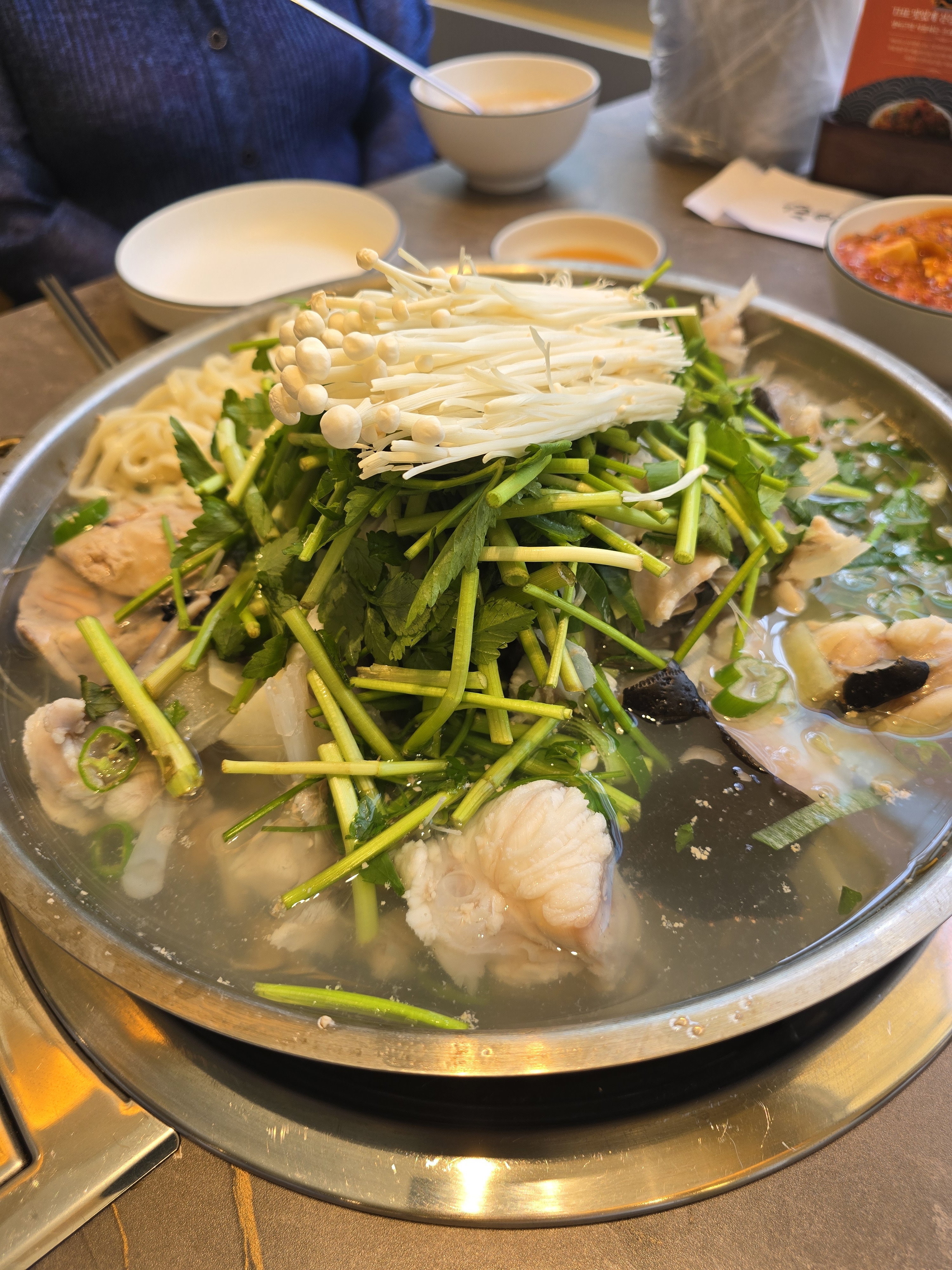 저는 이곳이 회사근처라 가끔오는데 부모님과는첨이였어요 아구지리 넘시원하고 맛있어서 부모님께