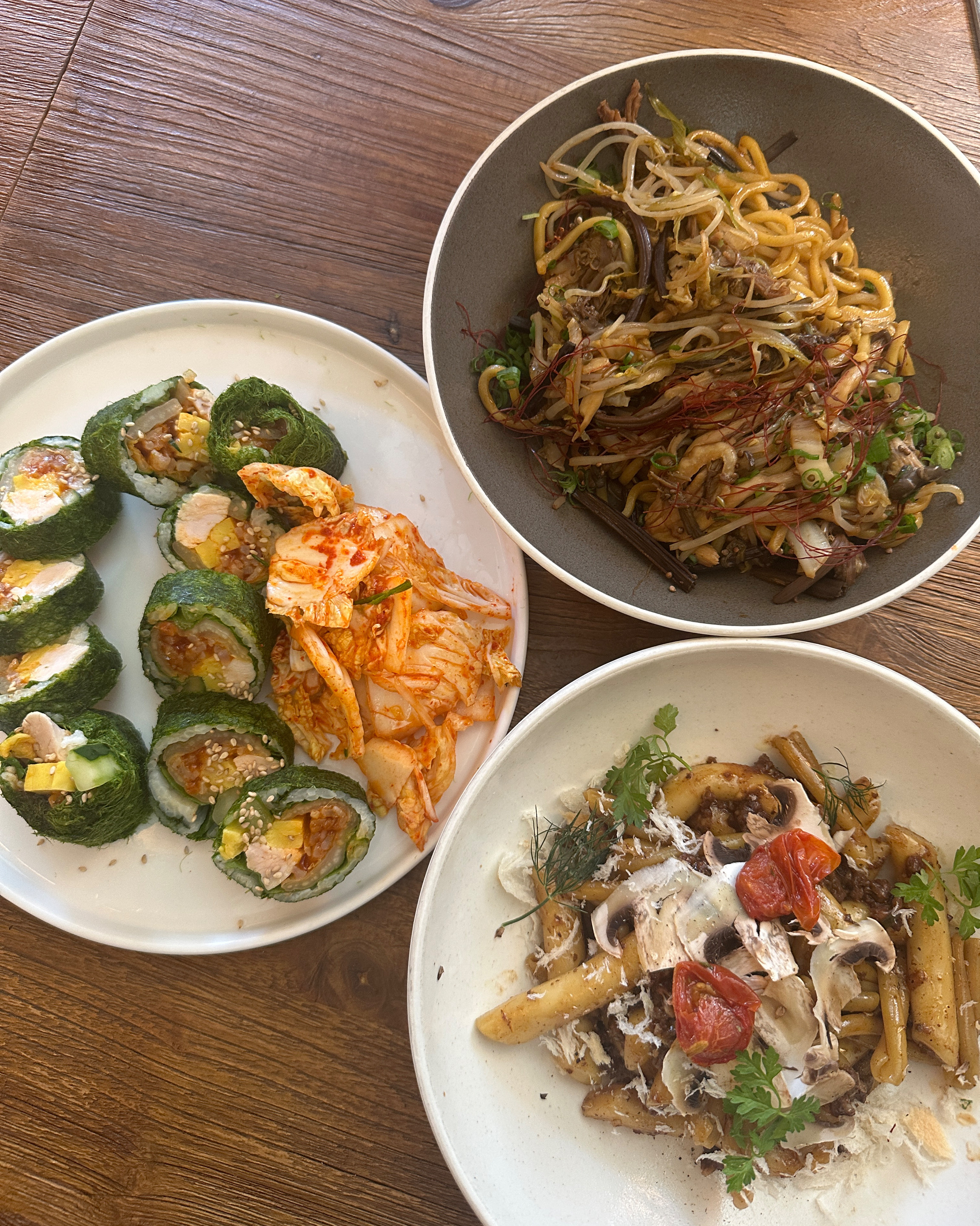 국수는 볶음우동에 연한 짜파게티 맛이 섞인 독특한 풍미로, 호불호가 갈릴 수 있는 조합이다