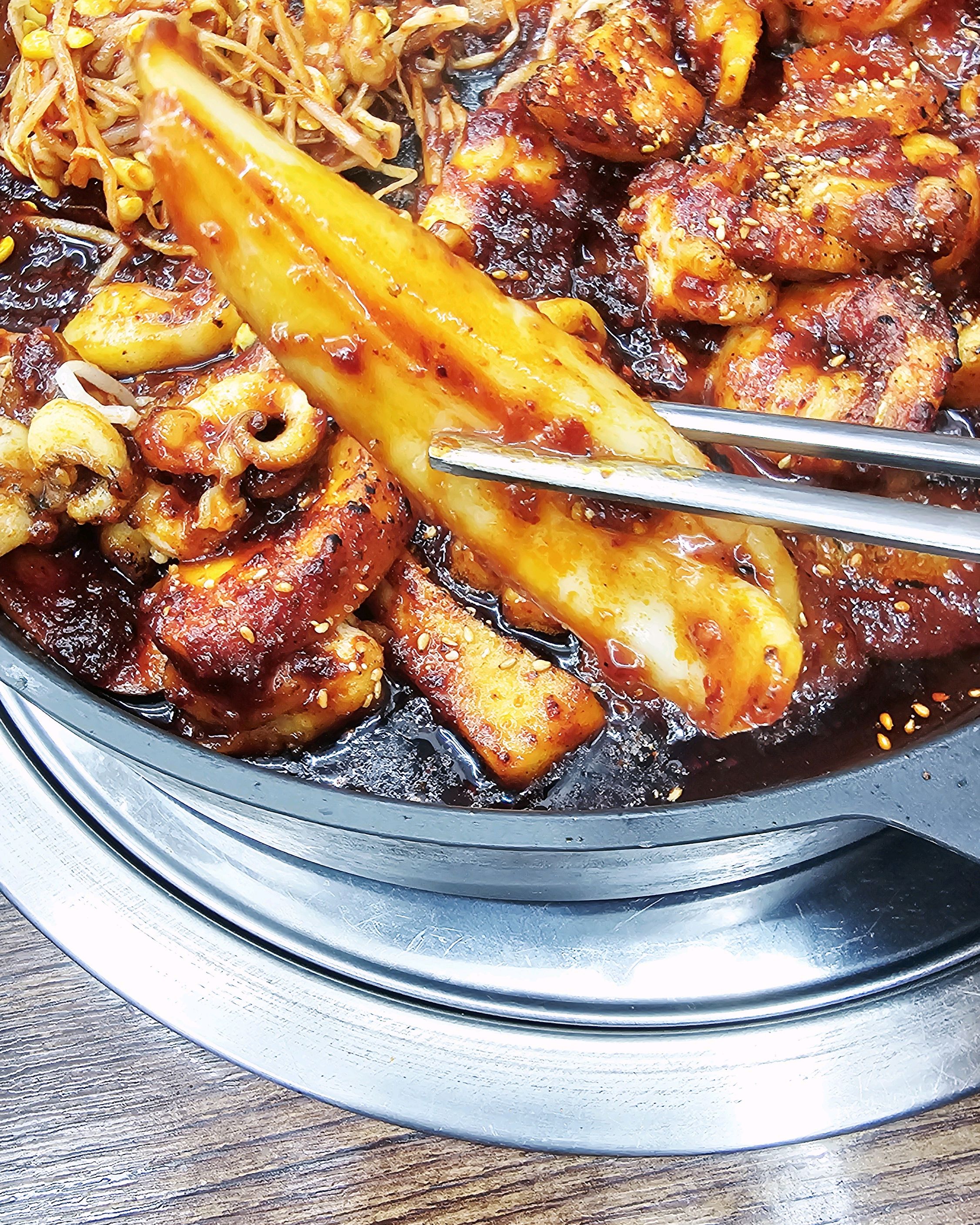 갑오징어 좋아하는데 통통하니 진짜 맛있어요. 매운 걸 못 먹어서 기본으로 시켰는데도 살짝 