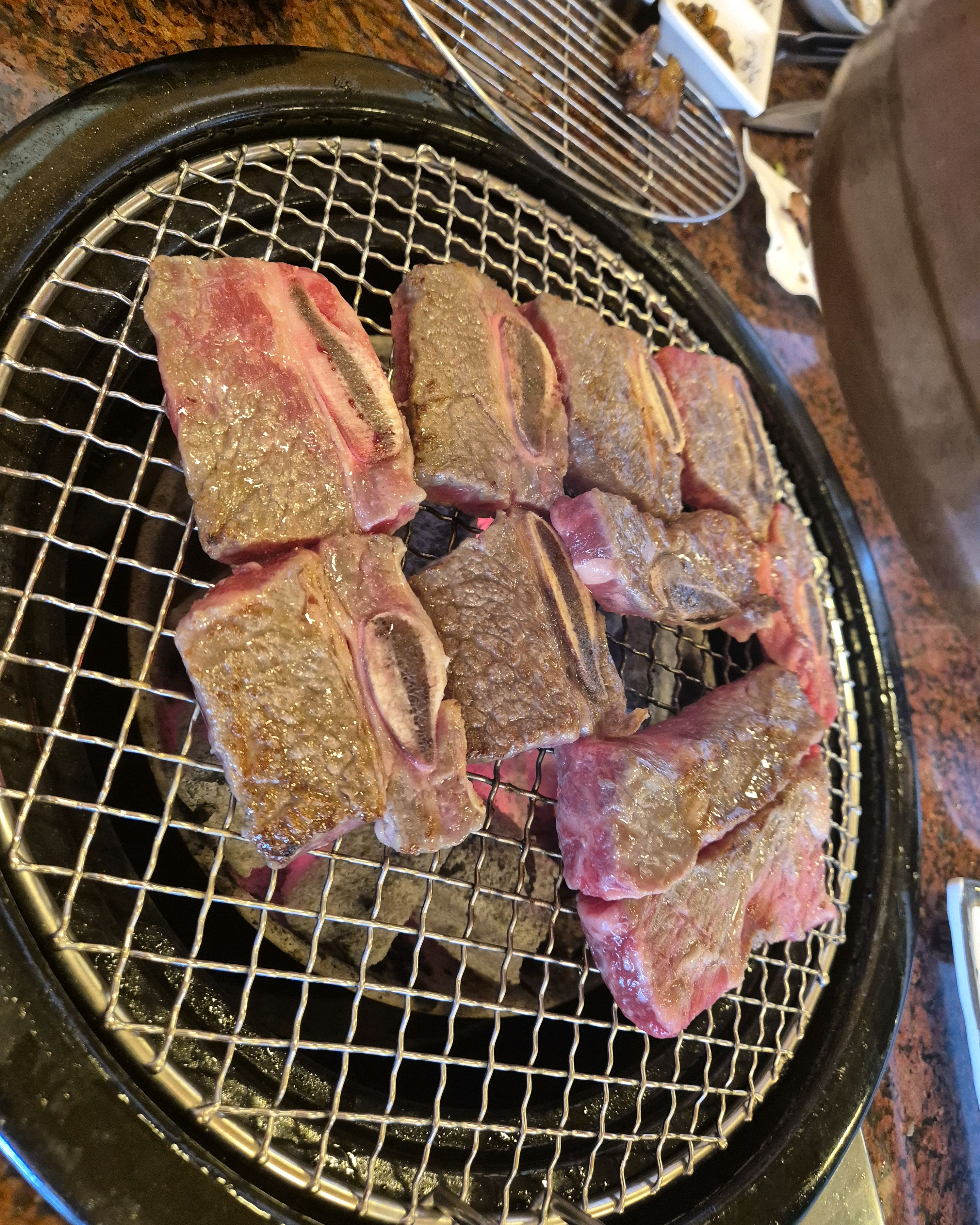 아이들과 함께 맛있는 고기 먹었습니다. 직접 다 구워주셔서 더~더 좋았구요. 양념이나 생고