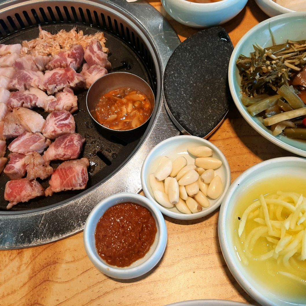 맛있는 고기, 반찬들 좋네요~ - 대전 맛집 맛찬들왕소금구이 갈마점