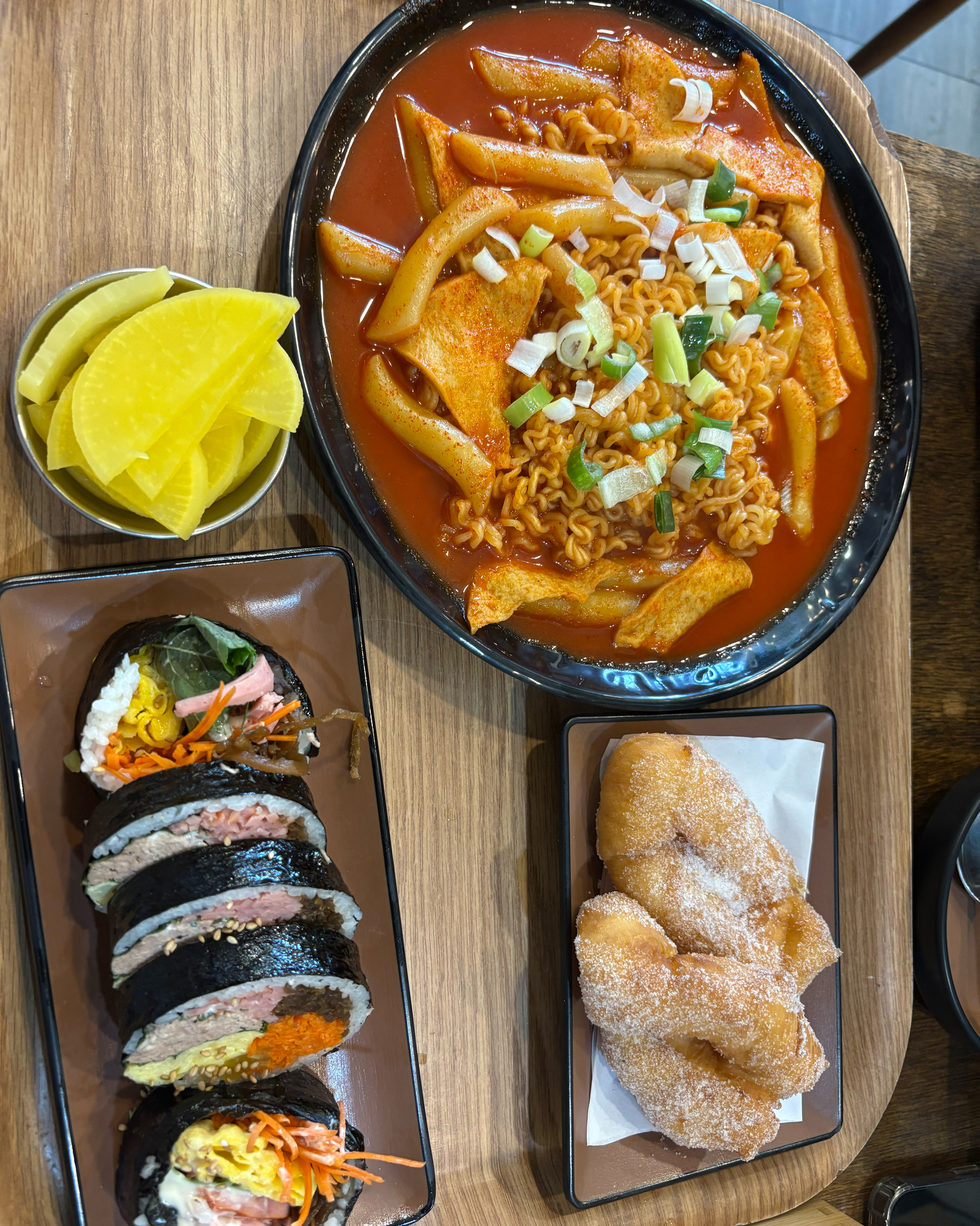 요즘 고물가 시대에 가성비 미쳤어요 양도 많고 너무 맛있어요 특히 입 안에 꽉 차는 김밥