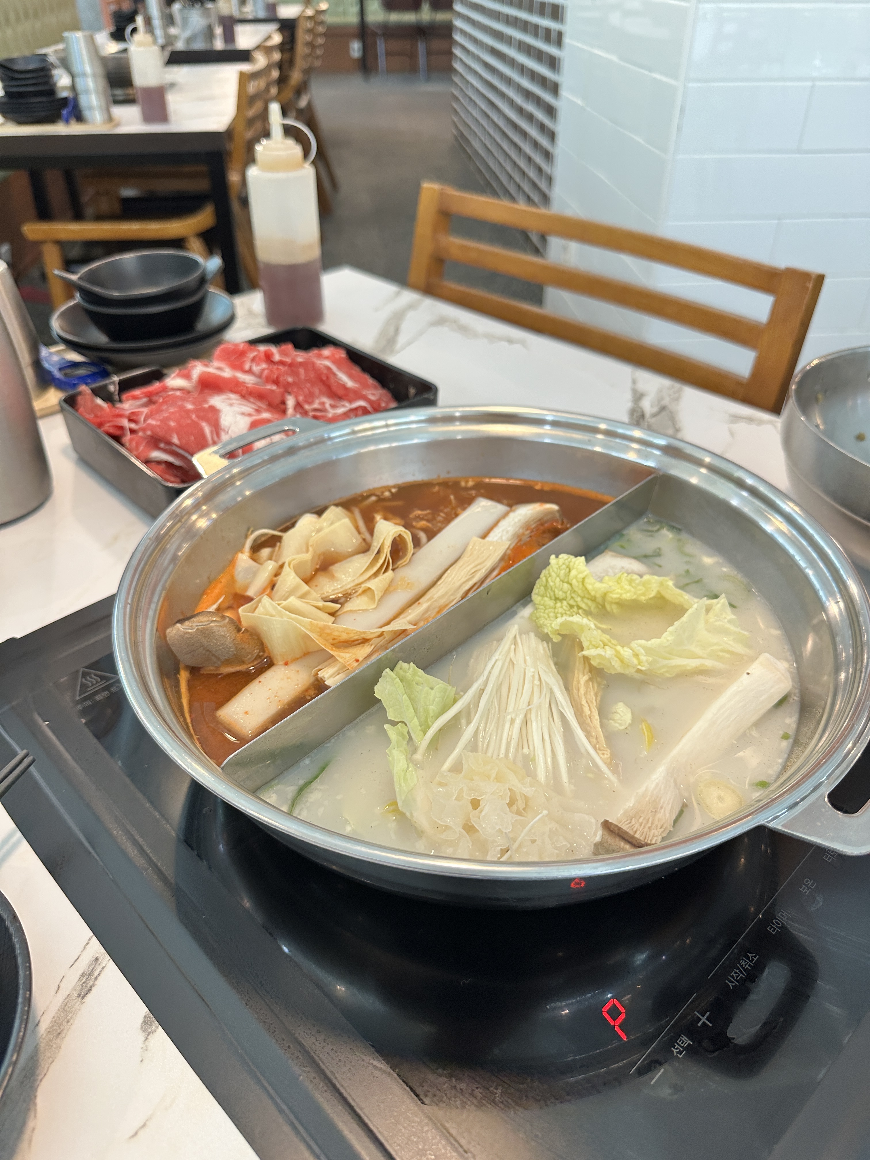 넓고 쾌적한 곳이에요! 자리도 많고 주차할 수 있는 공간도 있어서 편리해요! 재료는 샤브샤