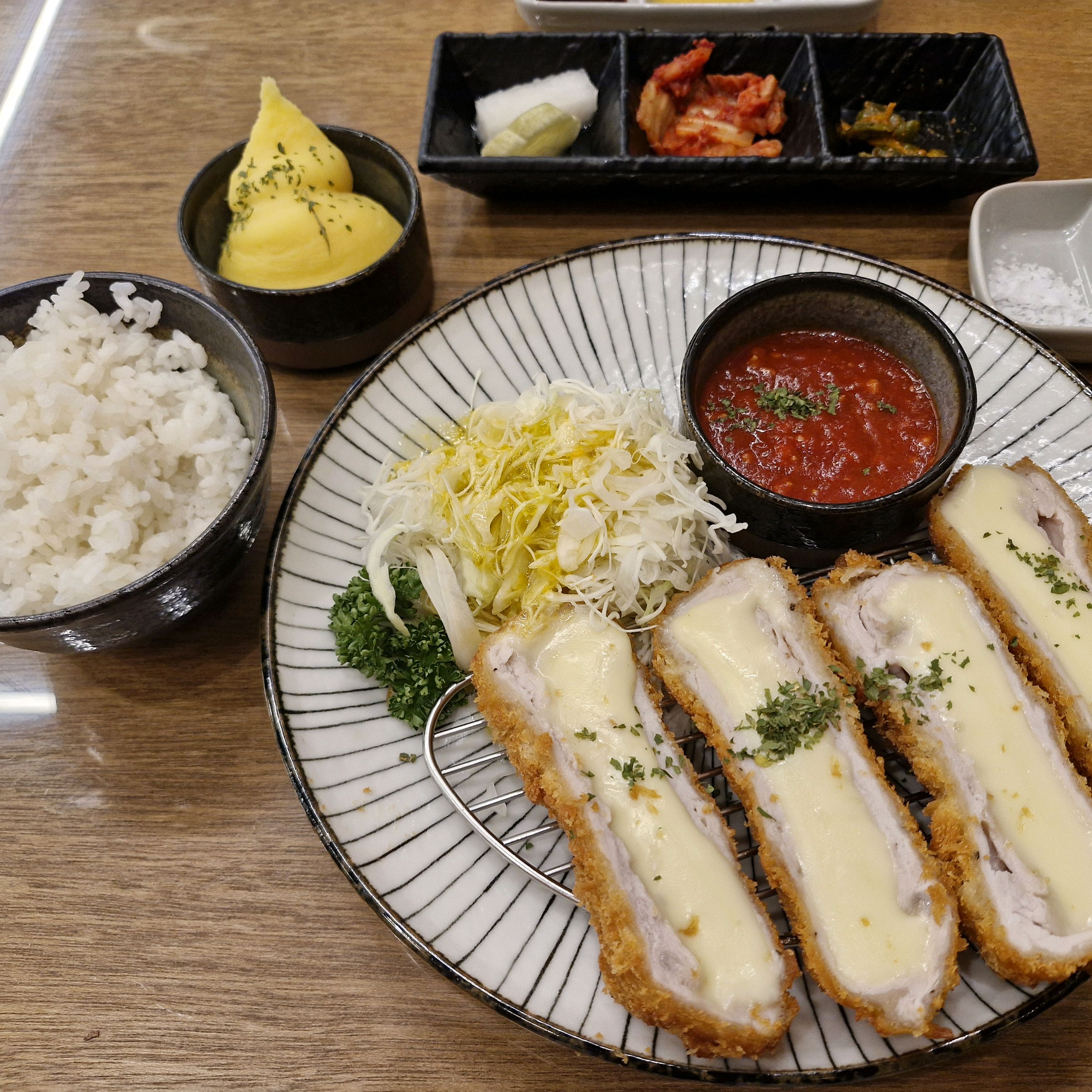 돈가스 샐러드 반찬 모구 다 넘넘 맛있네요!! 후식으로 2개나 주신 푸딩도 넘 부드럽고 맛