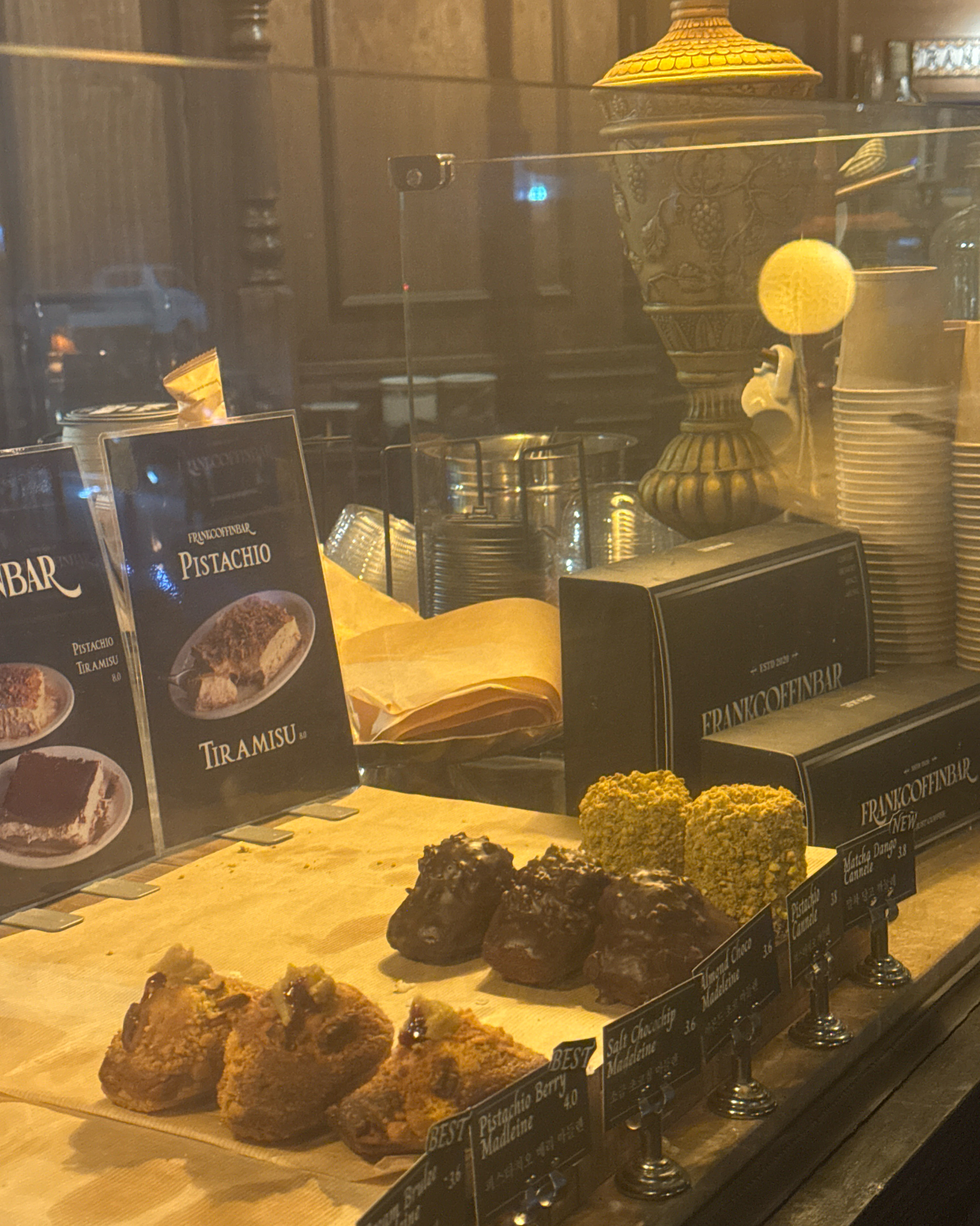 친구와 같이 왔는데 분위기 너무 좋고, 데코레이선도 너무 멋져서 강추합니다. 카페의 시그네