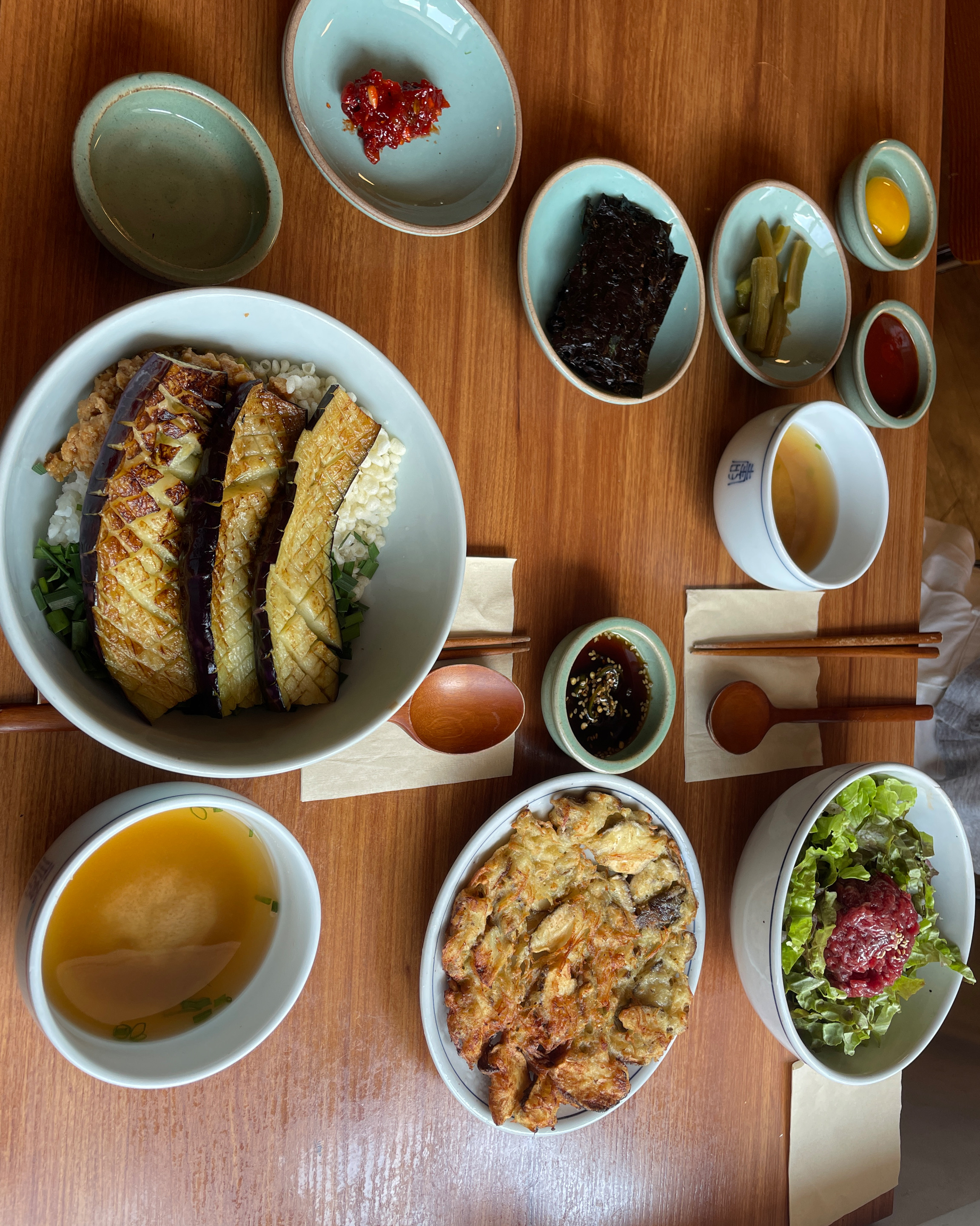 가지는 안좋아하지만 가지덮밥은 좀 특별하고 맛있었습니다 육회비빔밥은 육회는 맛있지만 밥이