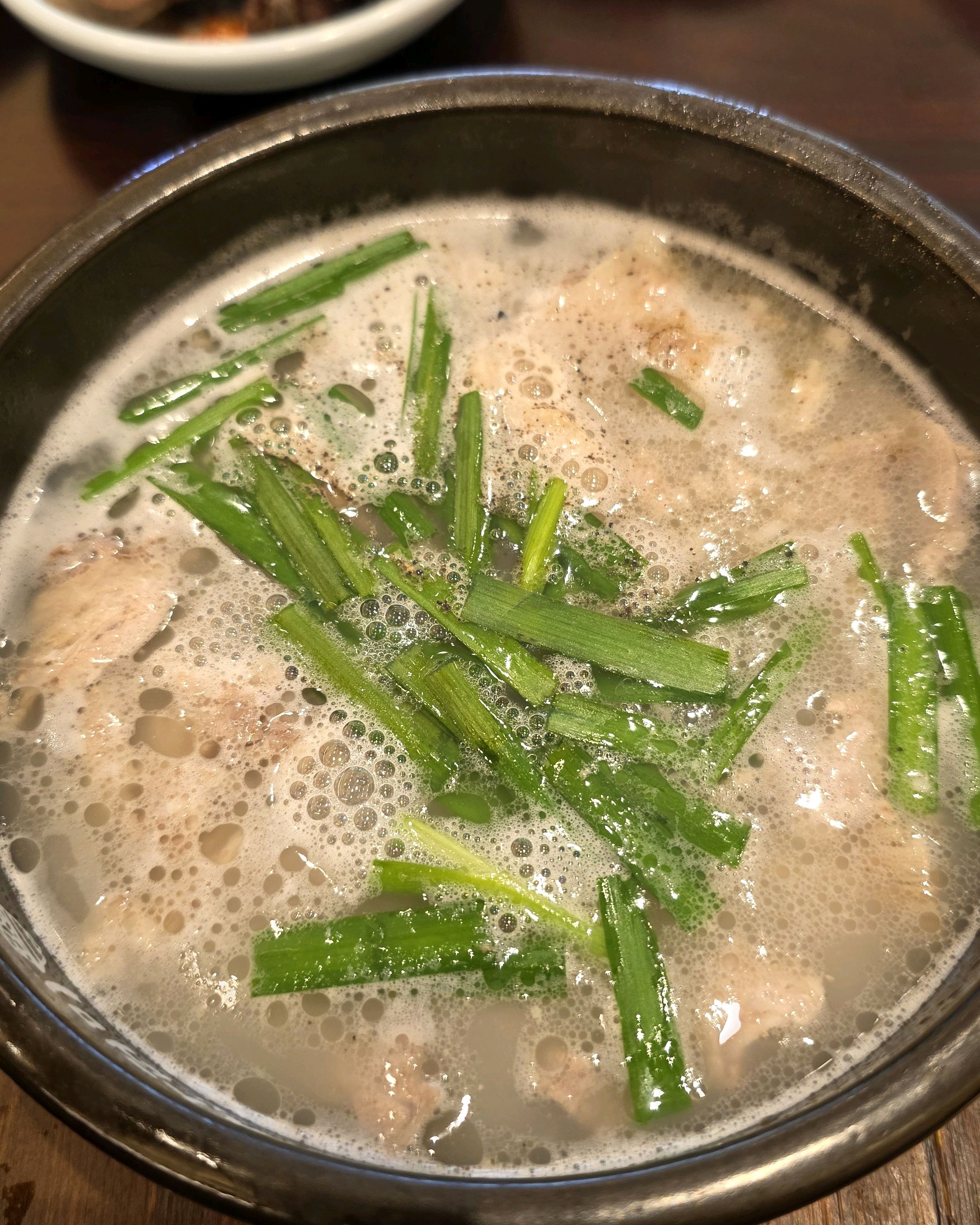 국밥도 맛있고 음식 먹기 전에 입맛 돋구는 무침회랑 쫀득한 순대가 무료 제공이라는게 진짜