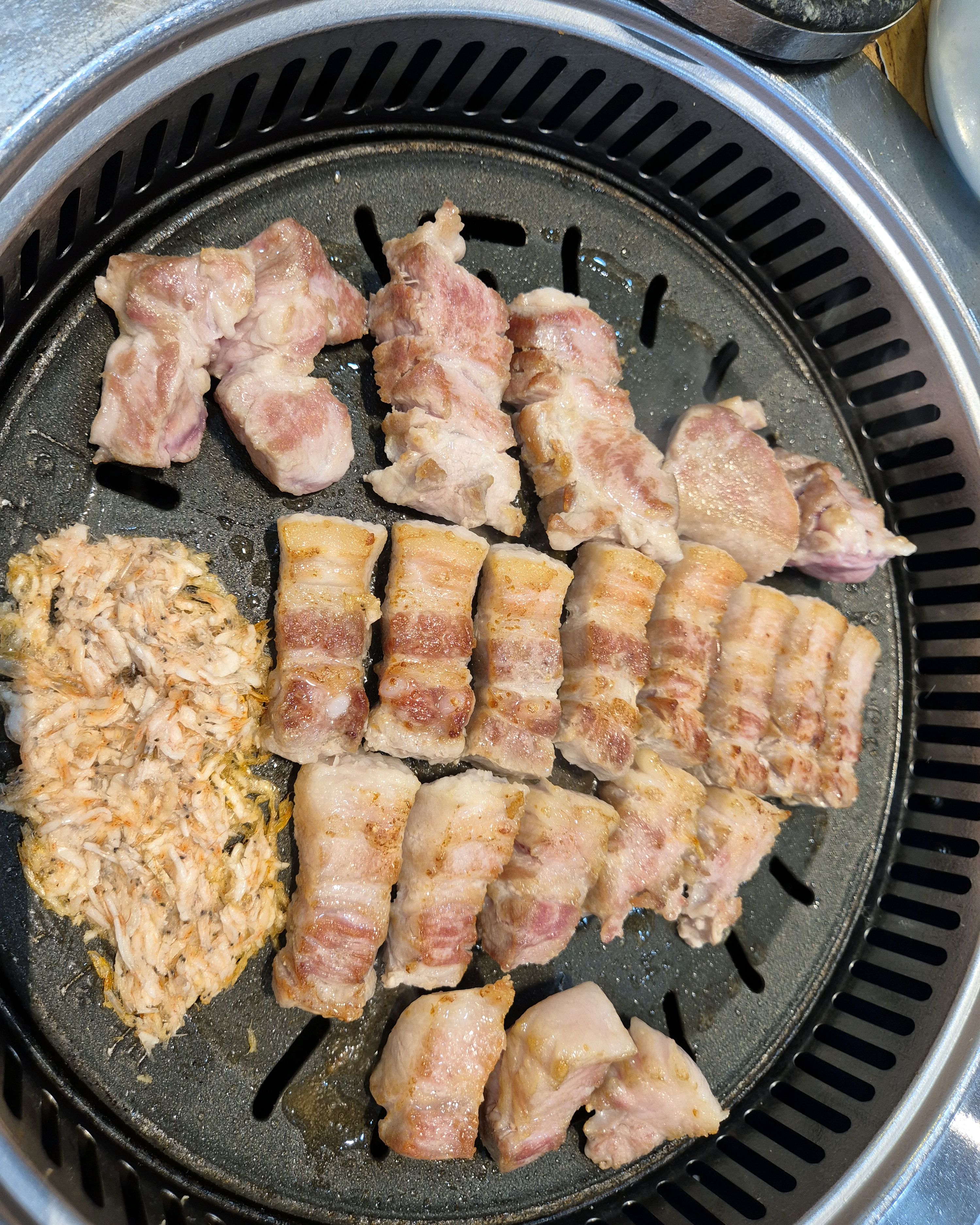 가족들과 함께 나들이겸 이른 저녁 먹으러 왔어요~ 우선 홀 넓어서 좋구 친절한 응대 및 맛