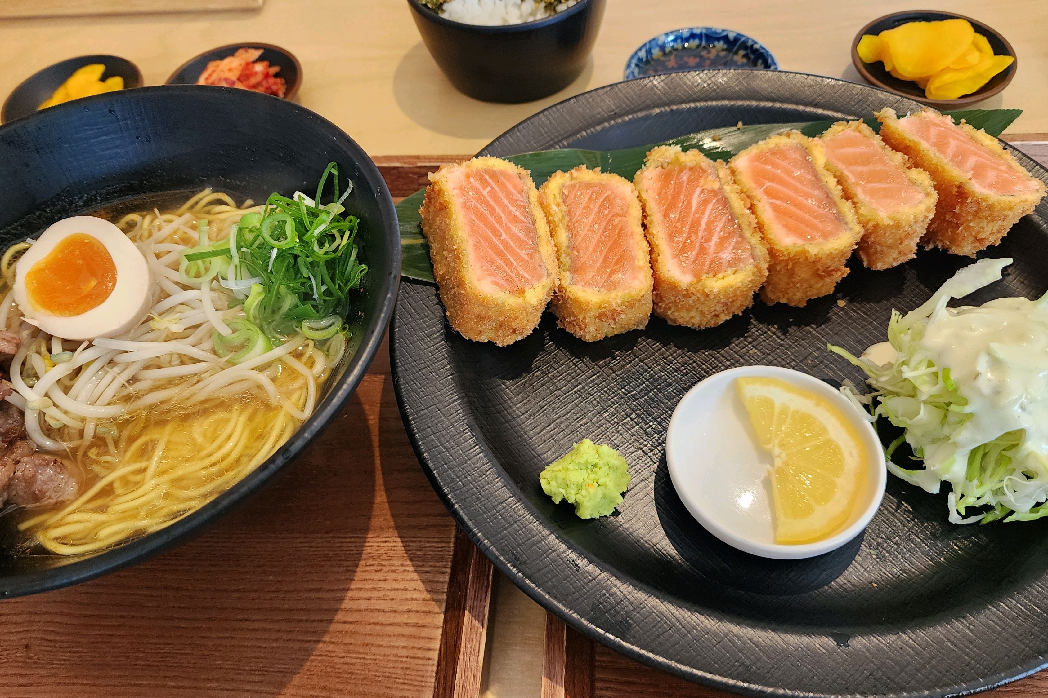 야구 관람전 여행겸 갈마동맛집 투어 왔어요!! 연어카츠 처음 먹어보는데 굉장히 신기하네요👍