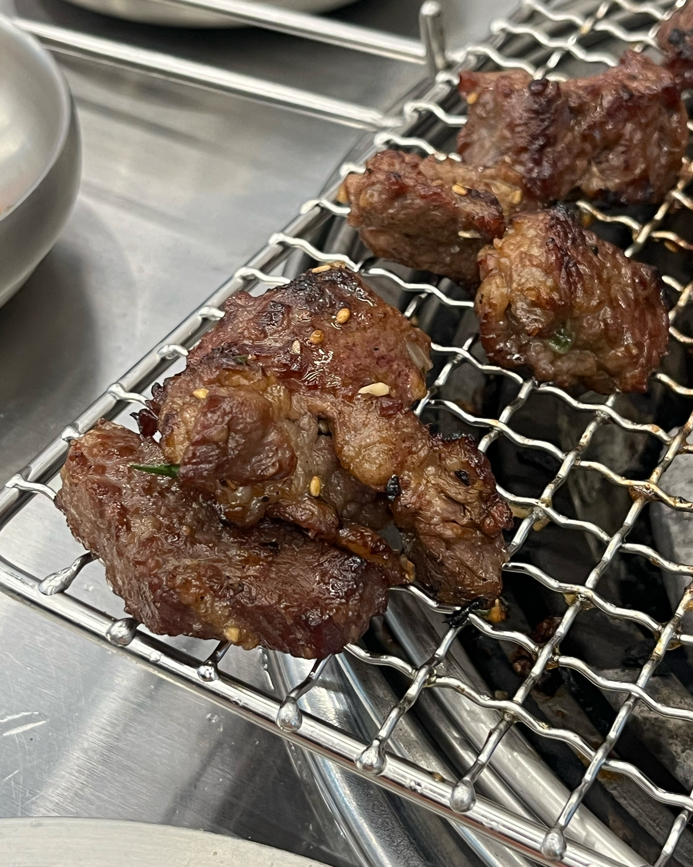 먼저 위생이 매우 좋습니다. 식기가 깨끗합니다. 고기도 엄청 신선하고 맛도 훌륭합니다. 밑