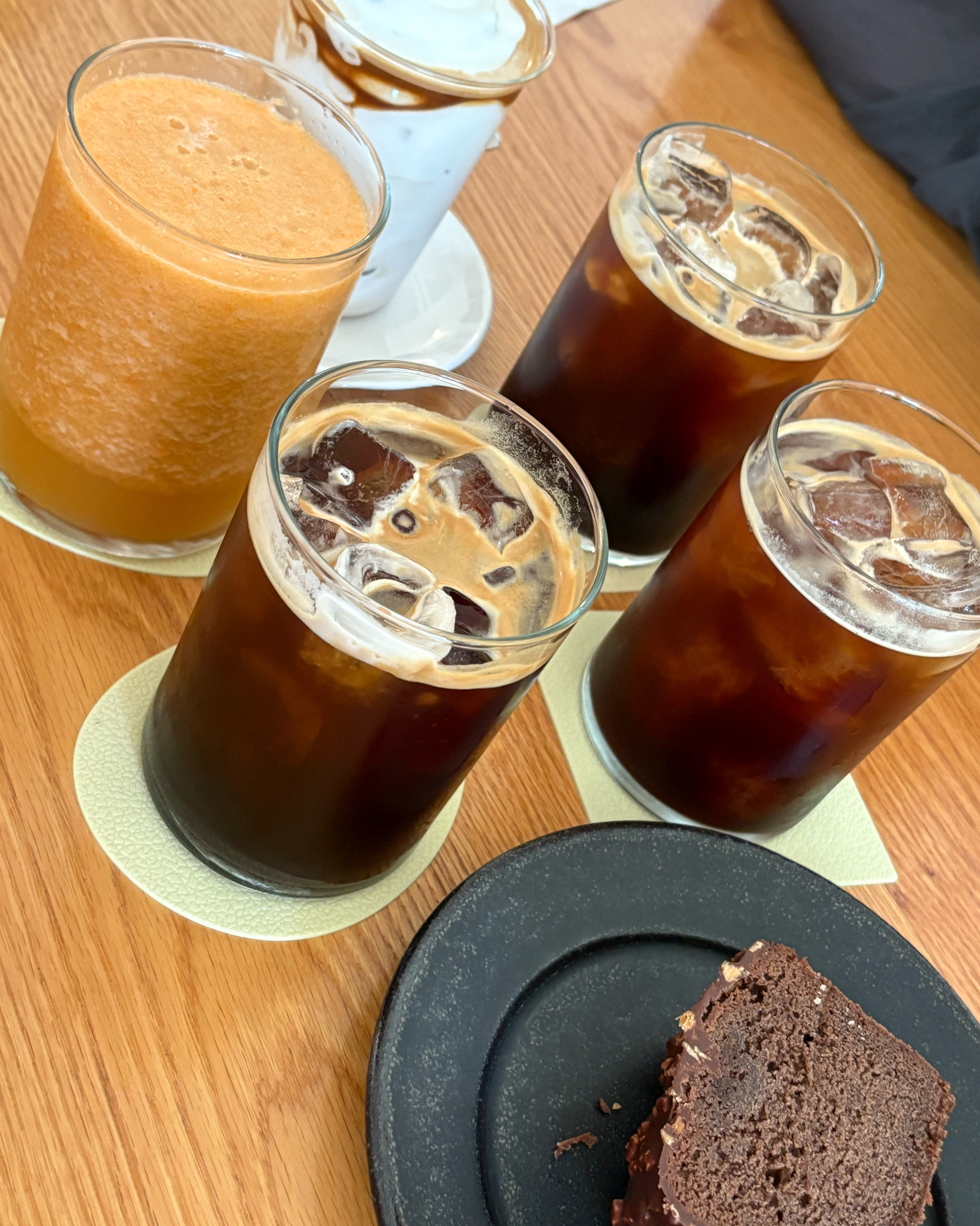 들어왔는데 자리 찾고 있는데 너무 친절히 안내해주셔서 너무 감동이었어요🥹 커피도 디저트도