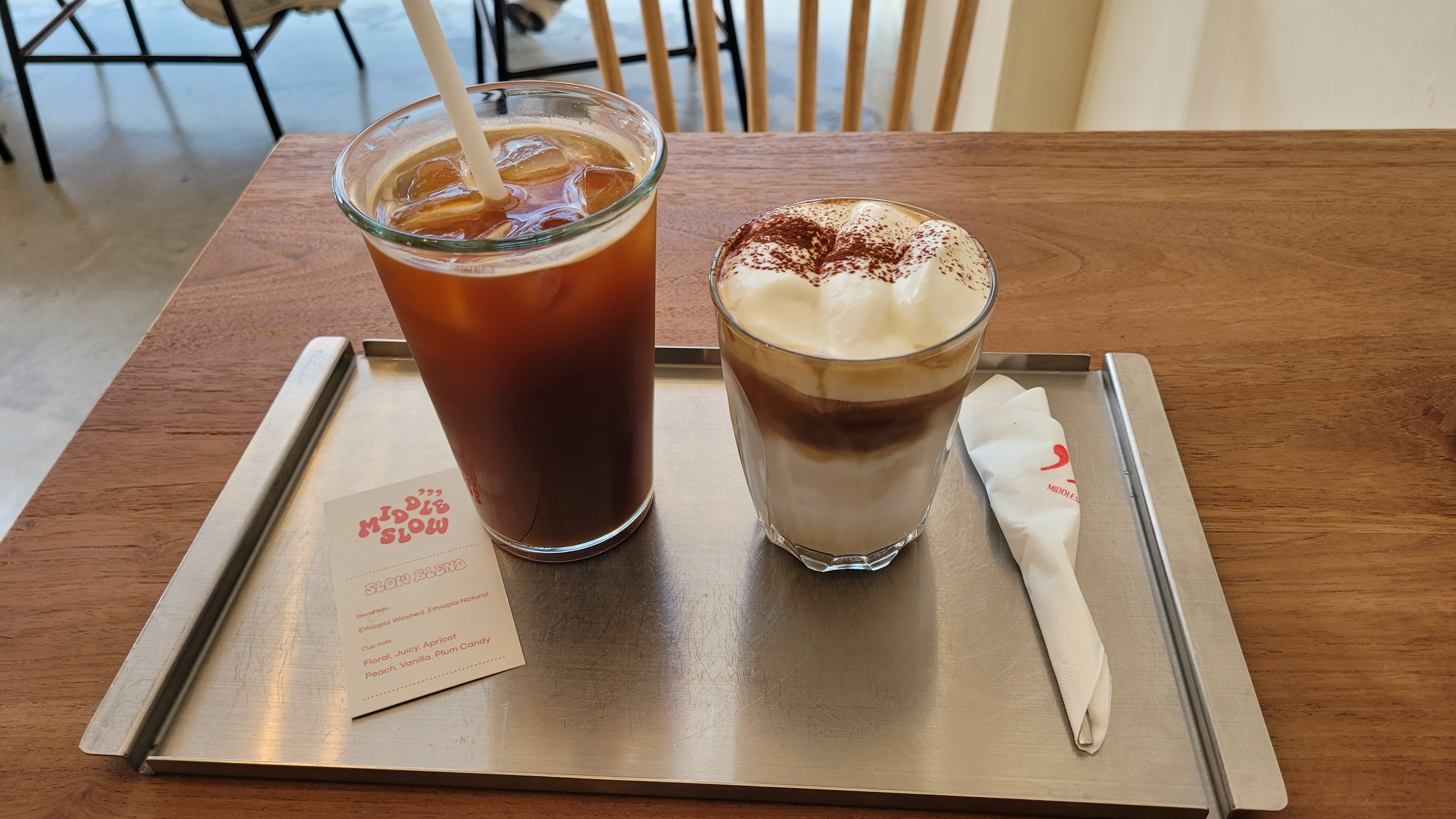 아인슈페너 정말 맛있어요 크림이랑 커피랑 조화가 너무 좋아요 😄 - 대전 맛집 미들슬로우 커피하우스 궁동점
