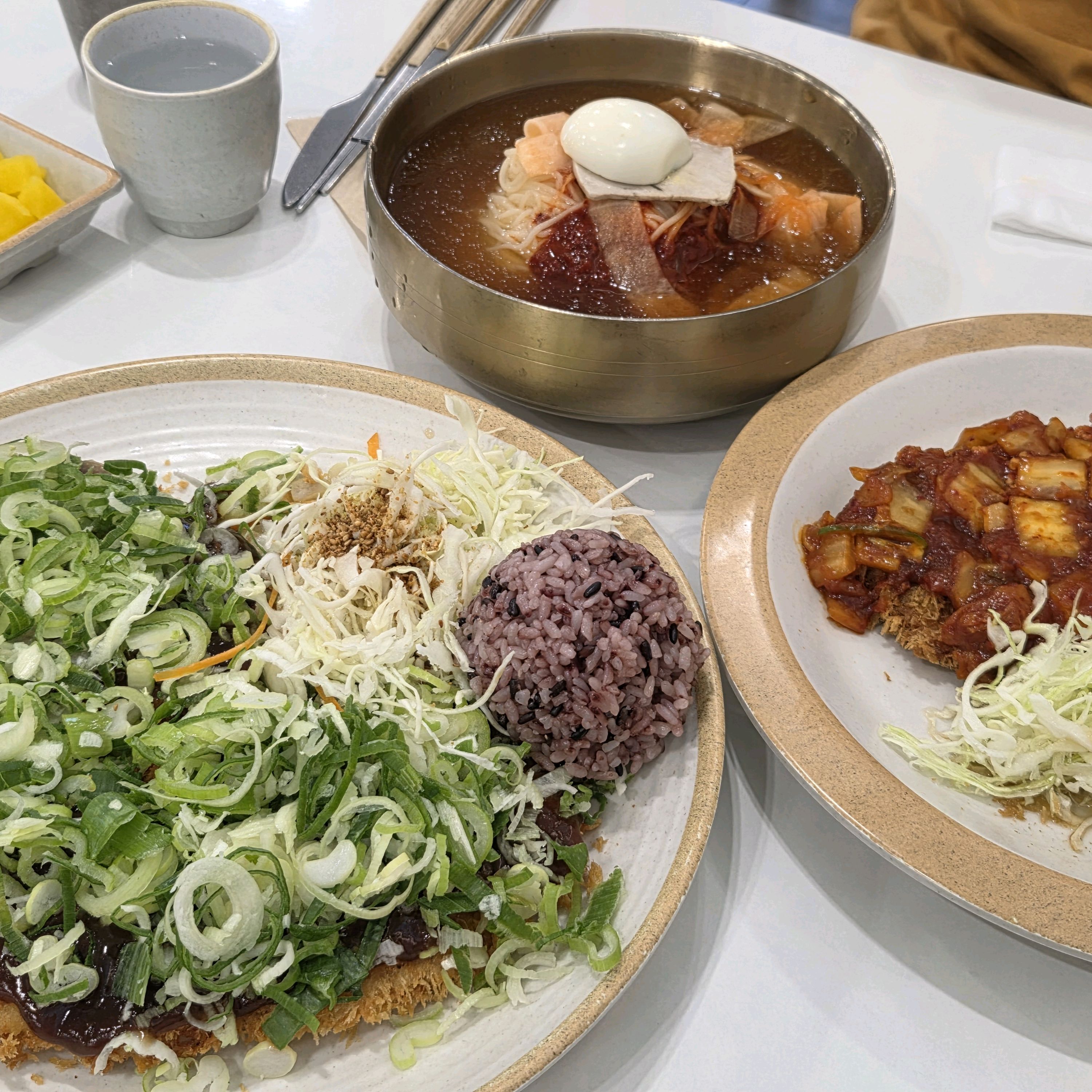 파송송돈까스 생각나서 왔는데 시설도 좋아지고, 주차장도생기고 역시 돈까스, 밀면 맛있어요🫶