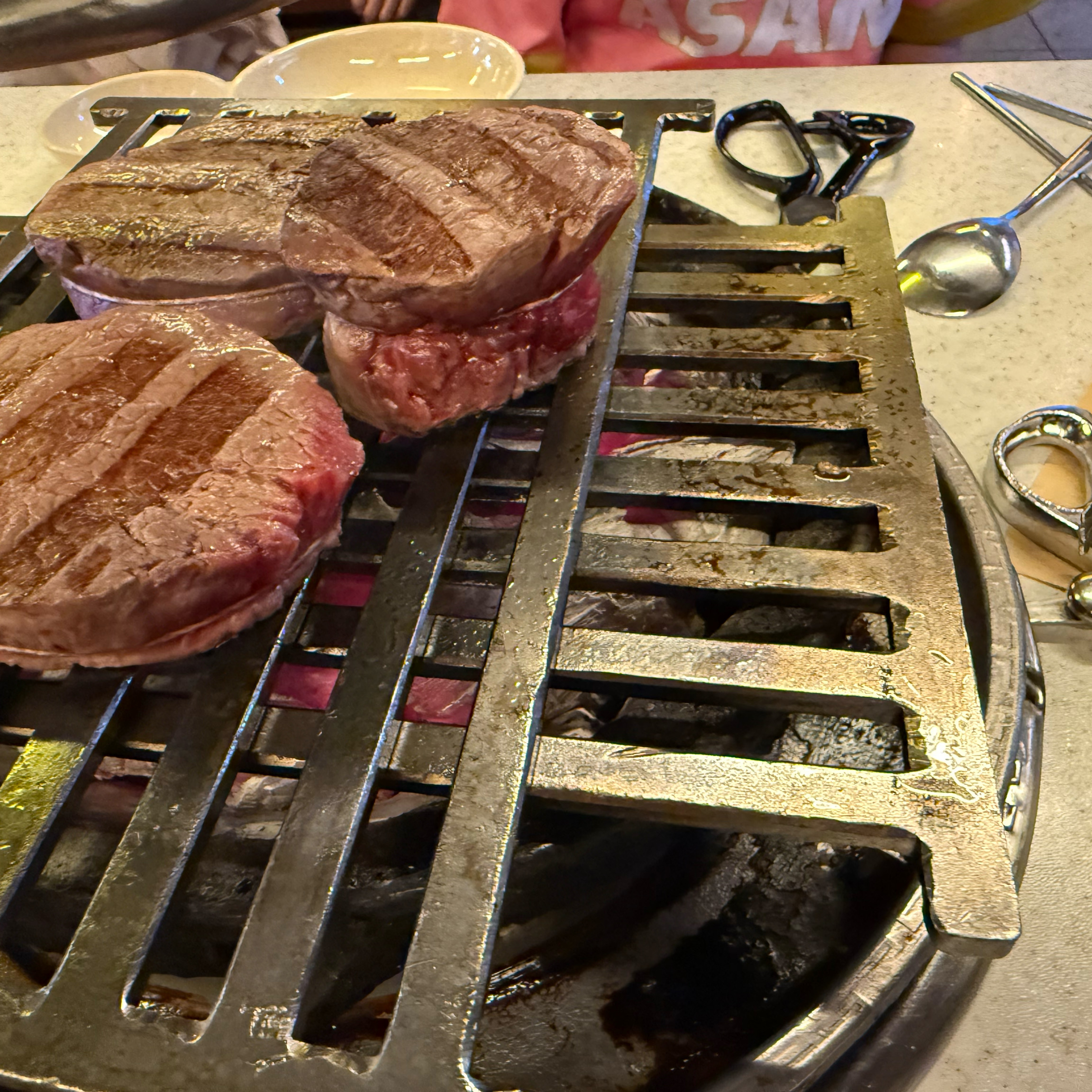 축구 대회하고 먹으러왔는데 인생한우집 찾았습니다 . 맛있어요 ㅎㅎ안심이 녹네요 알아서 다