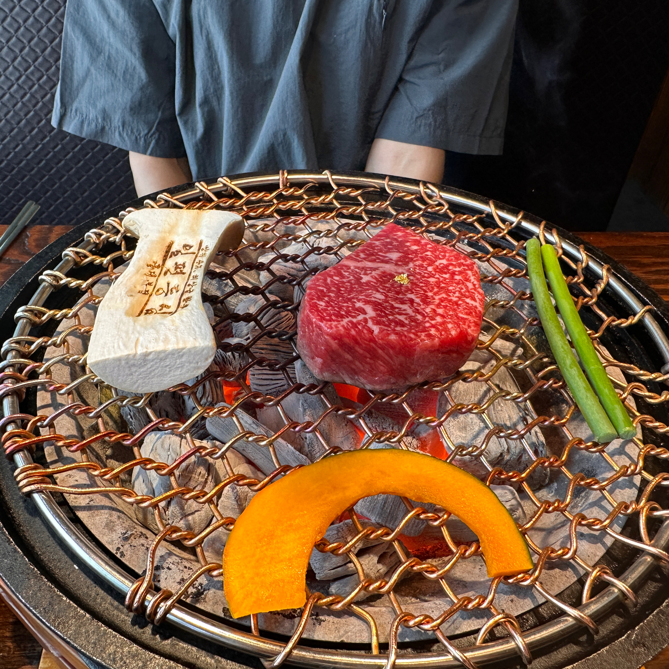 고기 색깔부터가 다르네요 - 홍대 맛집 일편등심 홍대본점