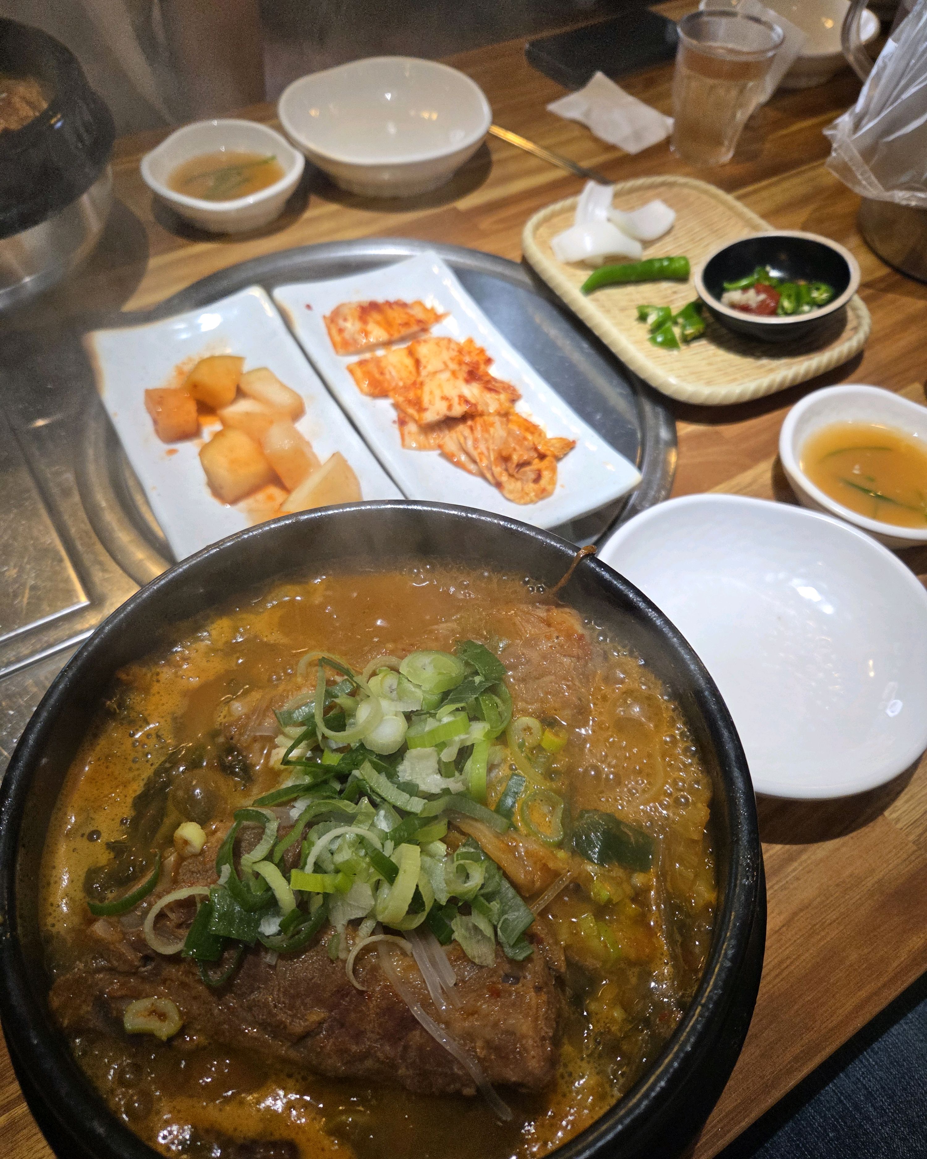 주말에도 점심때 방문시 솥밥을주는데 너무맛있고 뼈해장국도 살이 푸짐하고 잘발라집니다. 후식