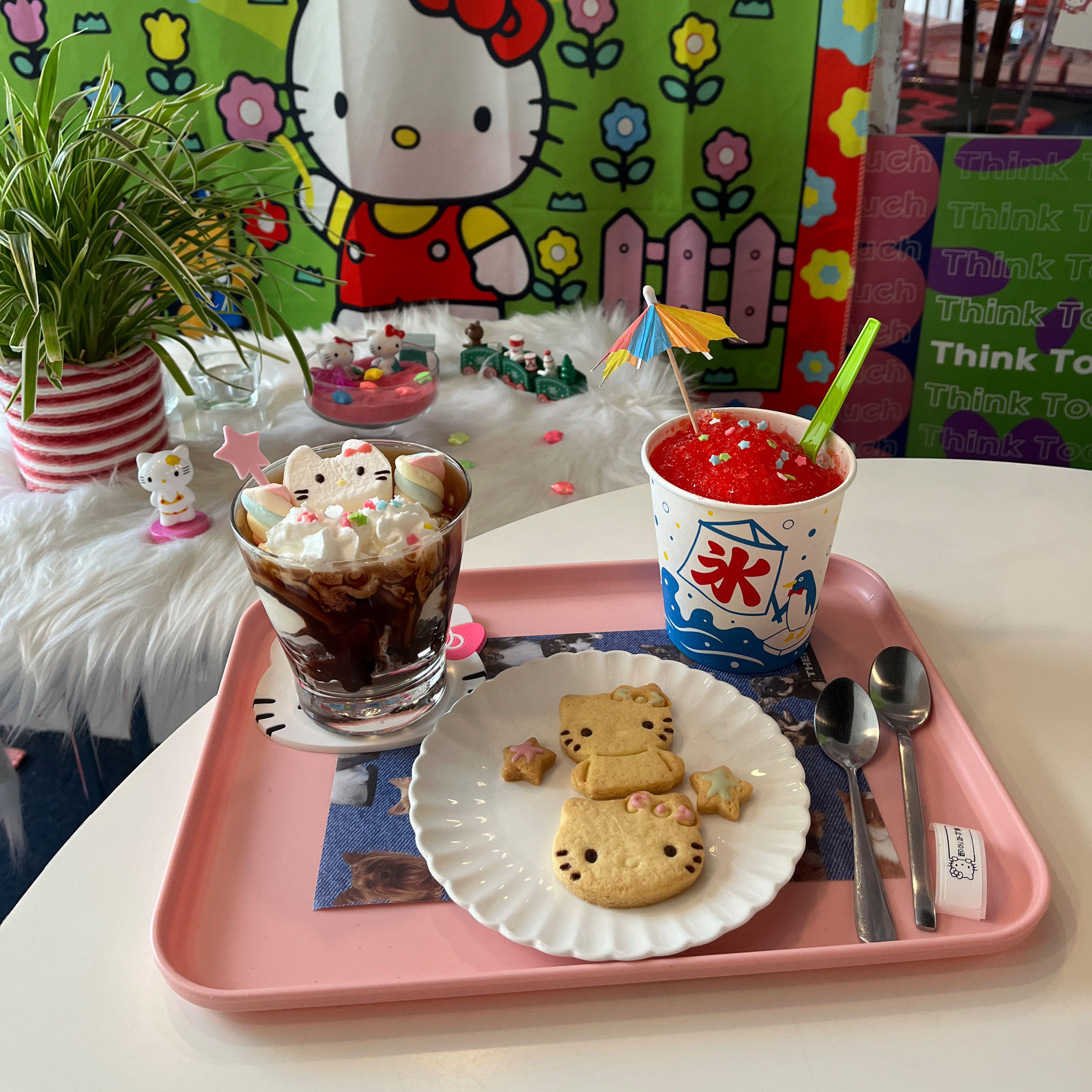 대전에 이렇게 키티가 잔뜩인 곳이 있다니!🍎💕 너무 오고 싶었는데 사람이 없어서 바로 입장