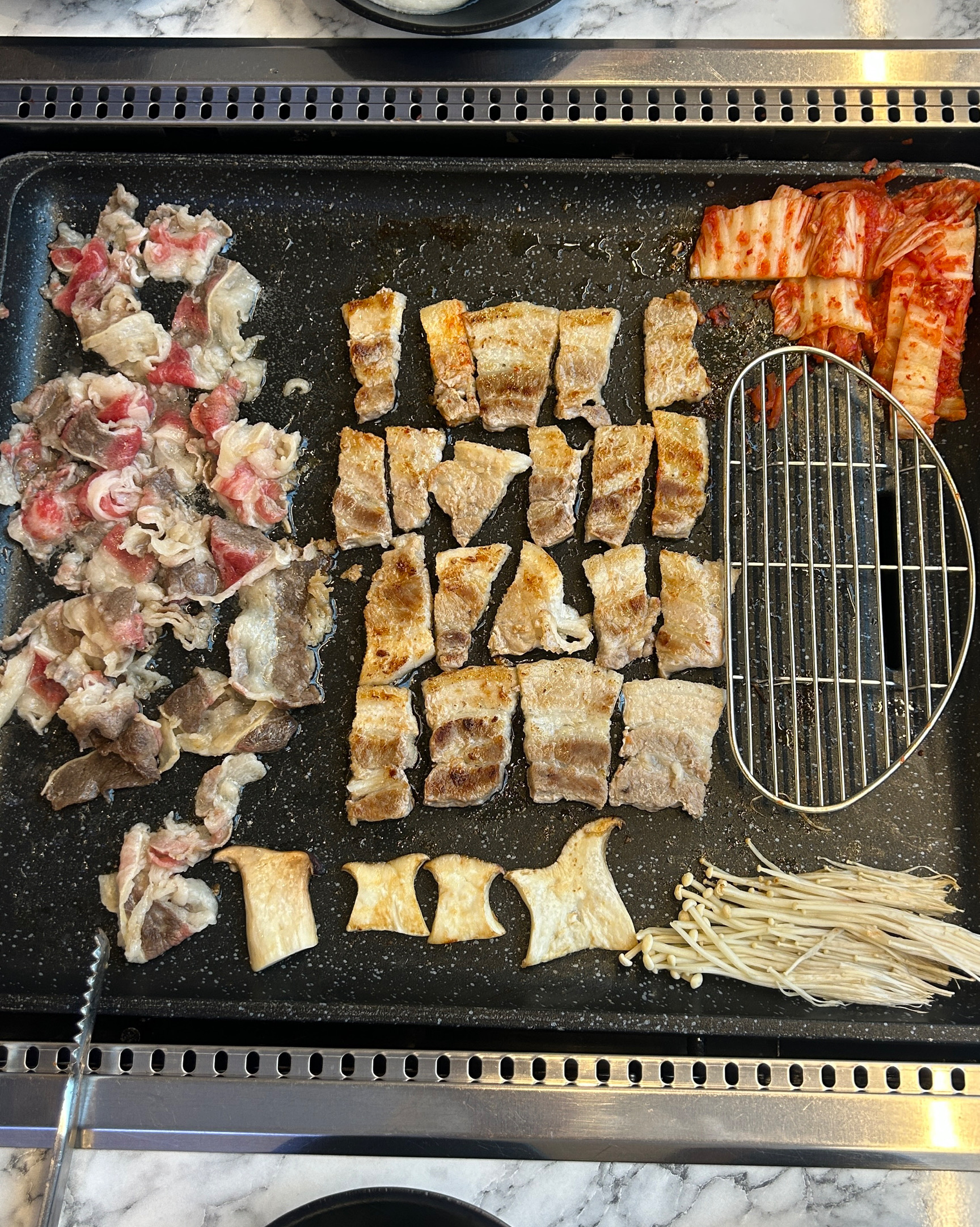 처음 방문했는데 좌석이 많아서 대기 없이 바로 입장했어요! 고기 굽는 불판 말고 옆에 라면
