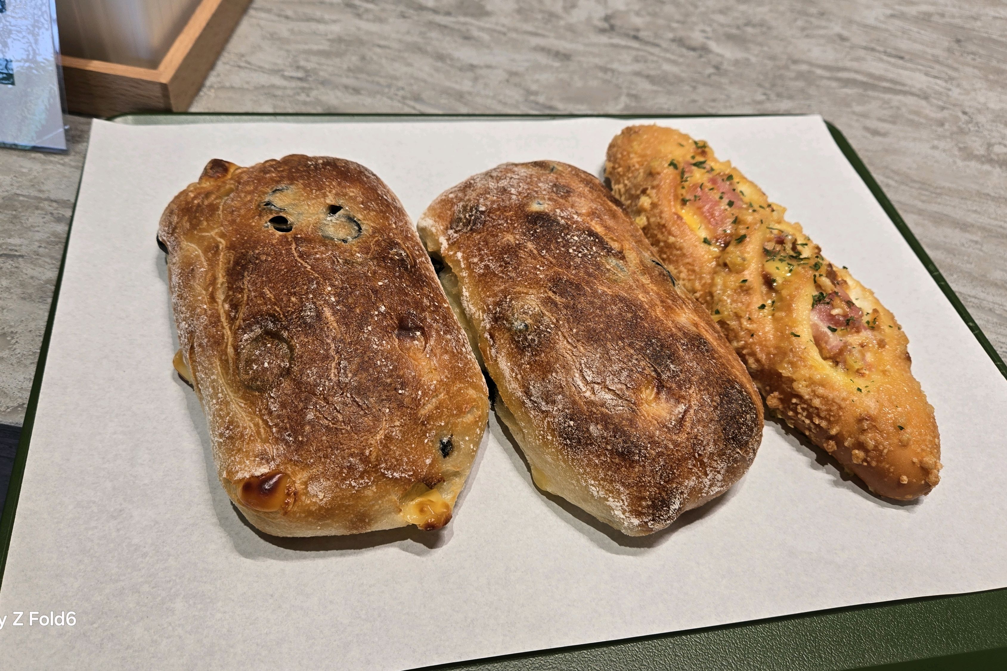 올리브 치즈 치아바타가 너무 맛있어서 두번째 리필입니다 ^^ 잠깐 커피마시러왔는데 너무 맛