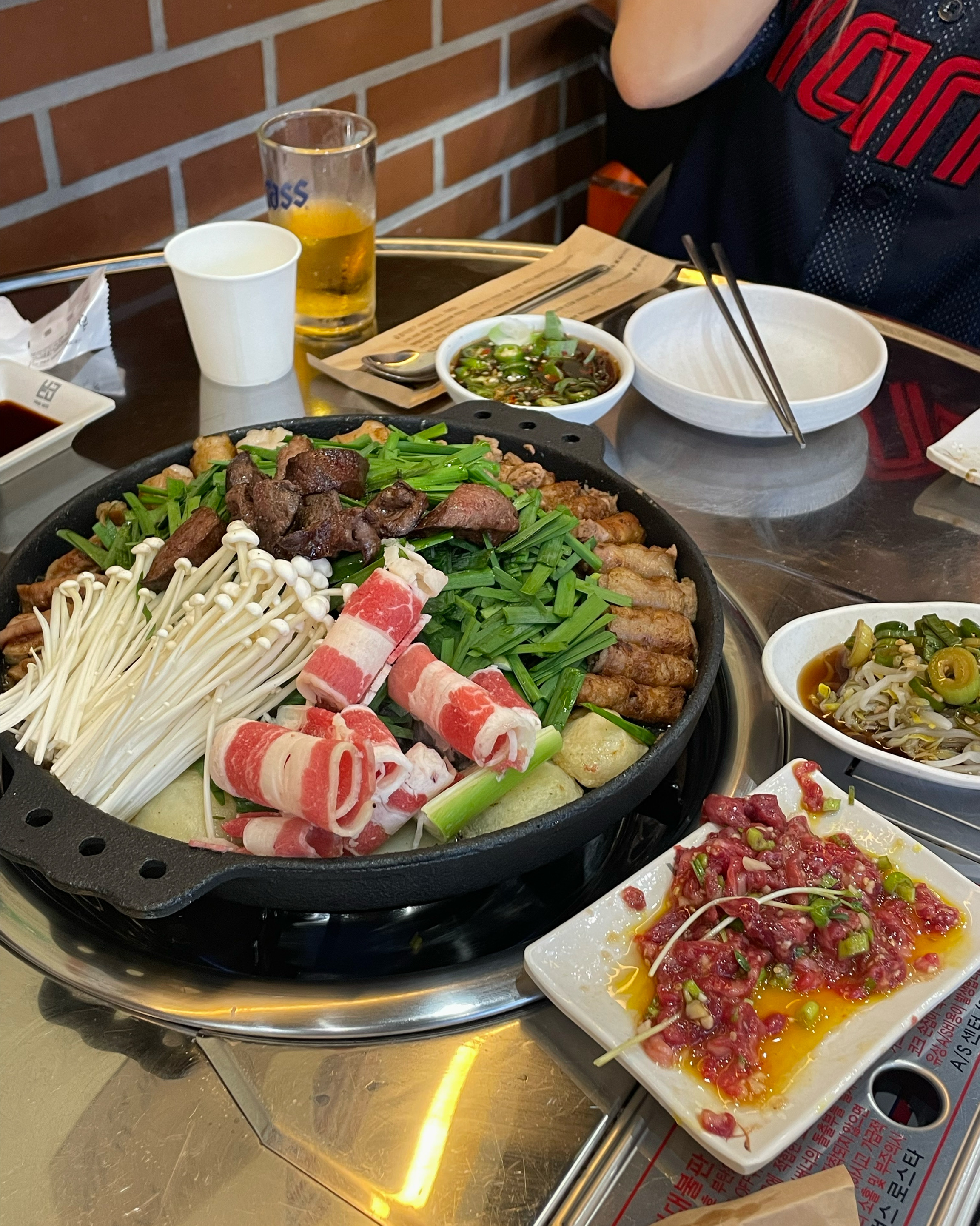 기본으로 나오는 육회 조금이랑 순두부찌개가 너무 맛있어요!!! 곱창모둠이랑 육회 추가랑 볶