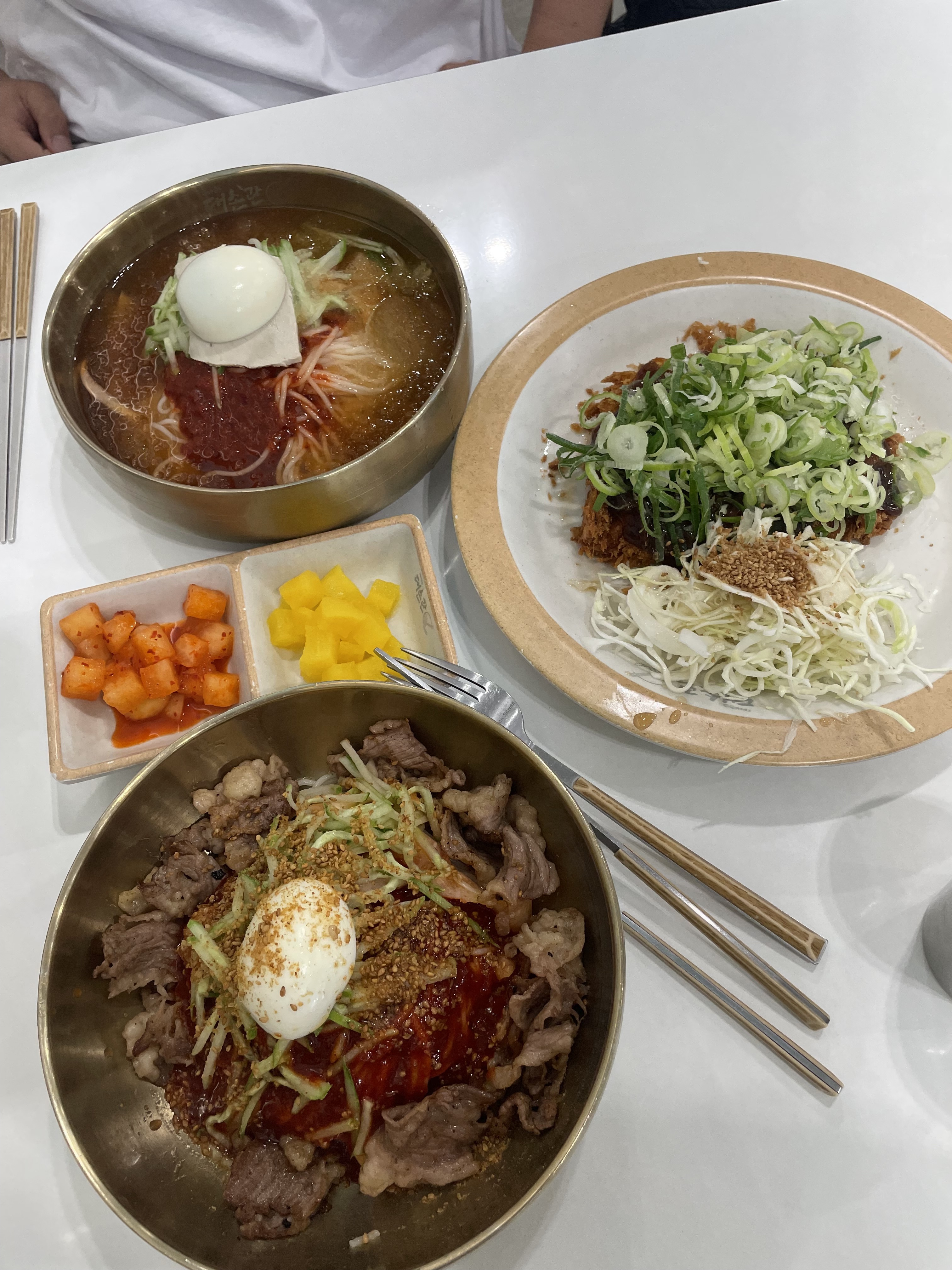 메뉴가 정말 다양하고 맛있어요!! 특히 비빔차돌이랑 파돈까스 추천합니다~ 가게도 넓어서 단