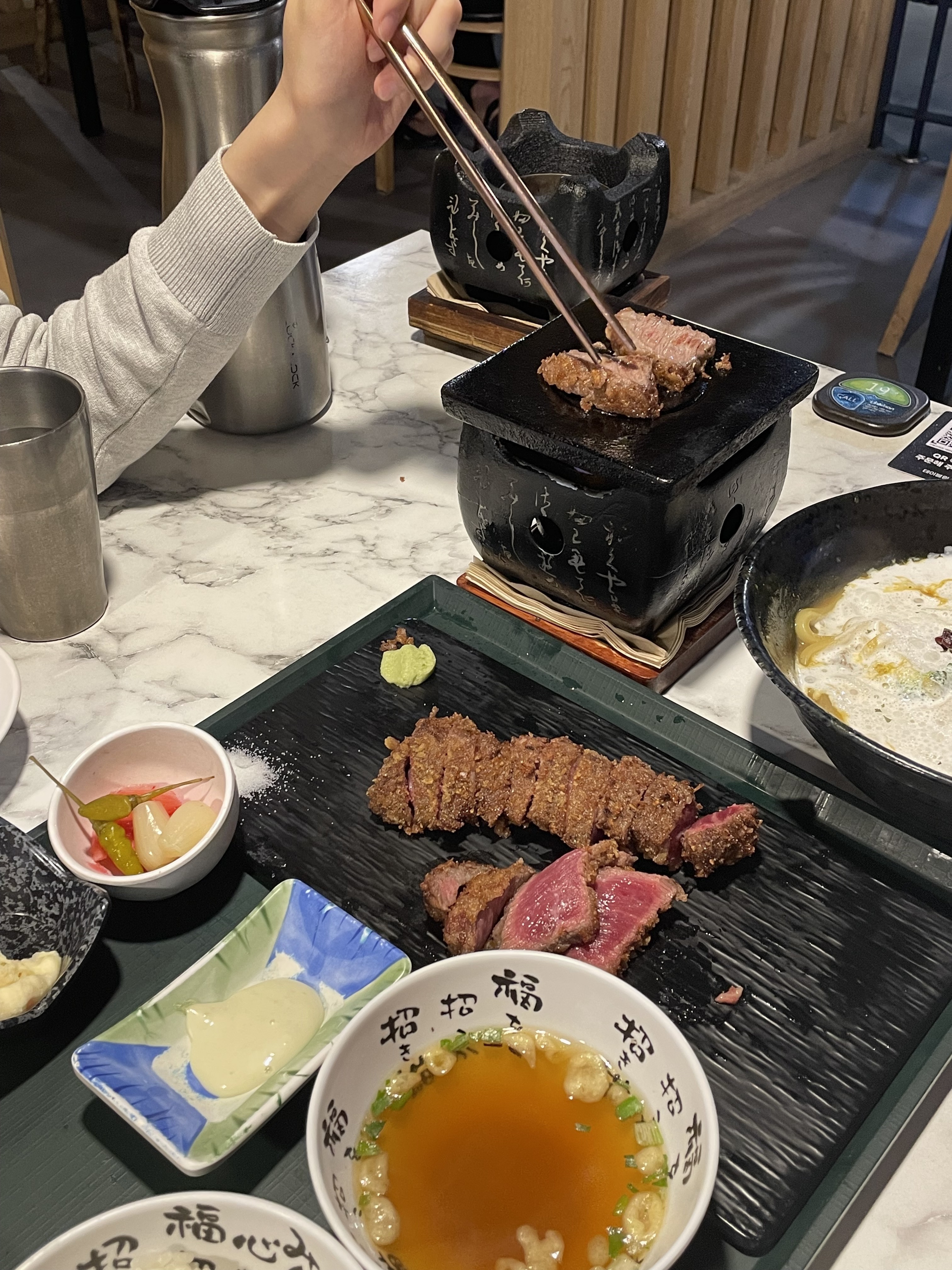 규카츠 고기가 두툼하고 부드러워 입안에서 살살 녹는 식감이 인상적이었습니다. 셀프로 구워