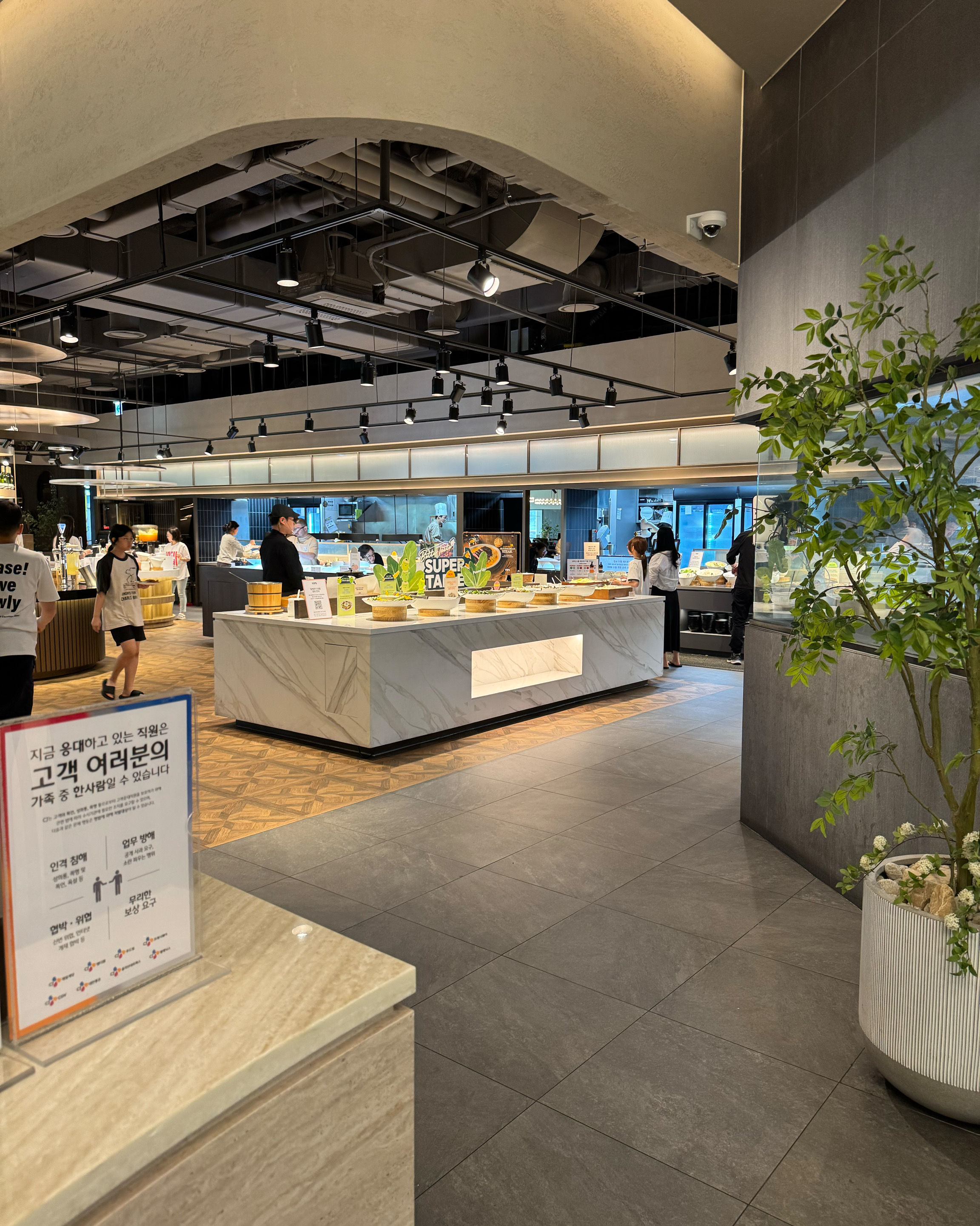 아이들과 주말에 같이 왔어요~ 홍게는 얼음위에 있어서 차가운데 게는 따뜻해서 맛있었어요 - 대전 맛집 빕스 대전현대아울렛점