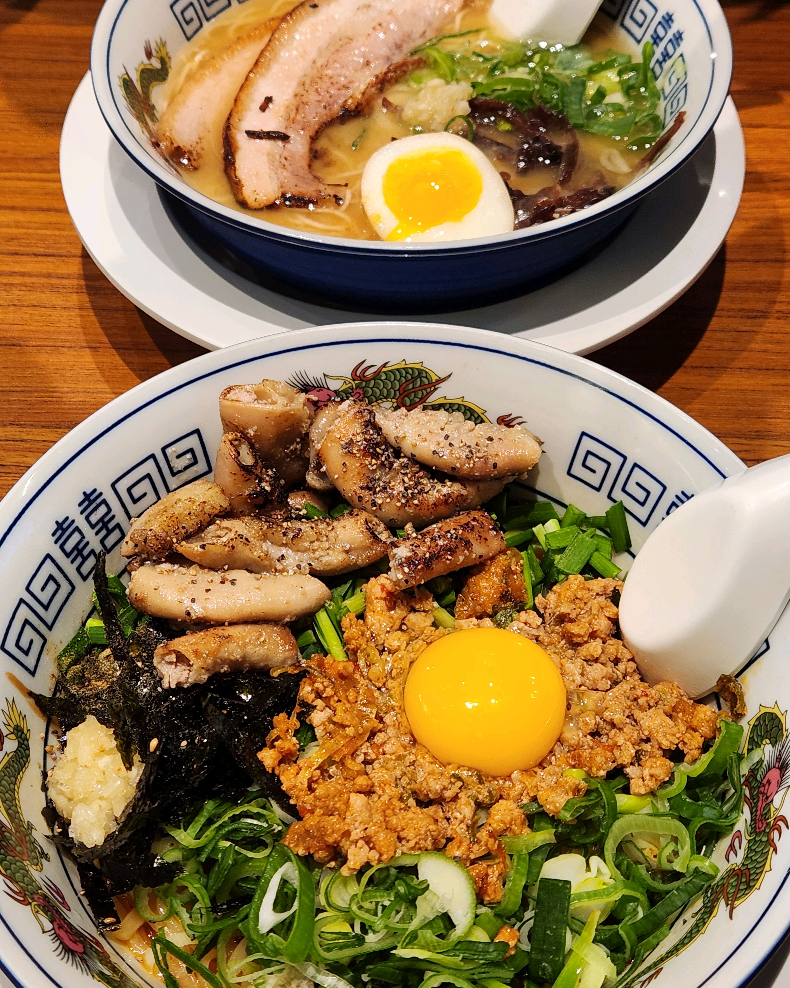 곱창소바랑 돈코츠라멘 진짜 맛있어요 곱창이랑 소바랑 잘 어울리고 돈코츠라멘 국물 대박 진해