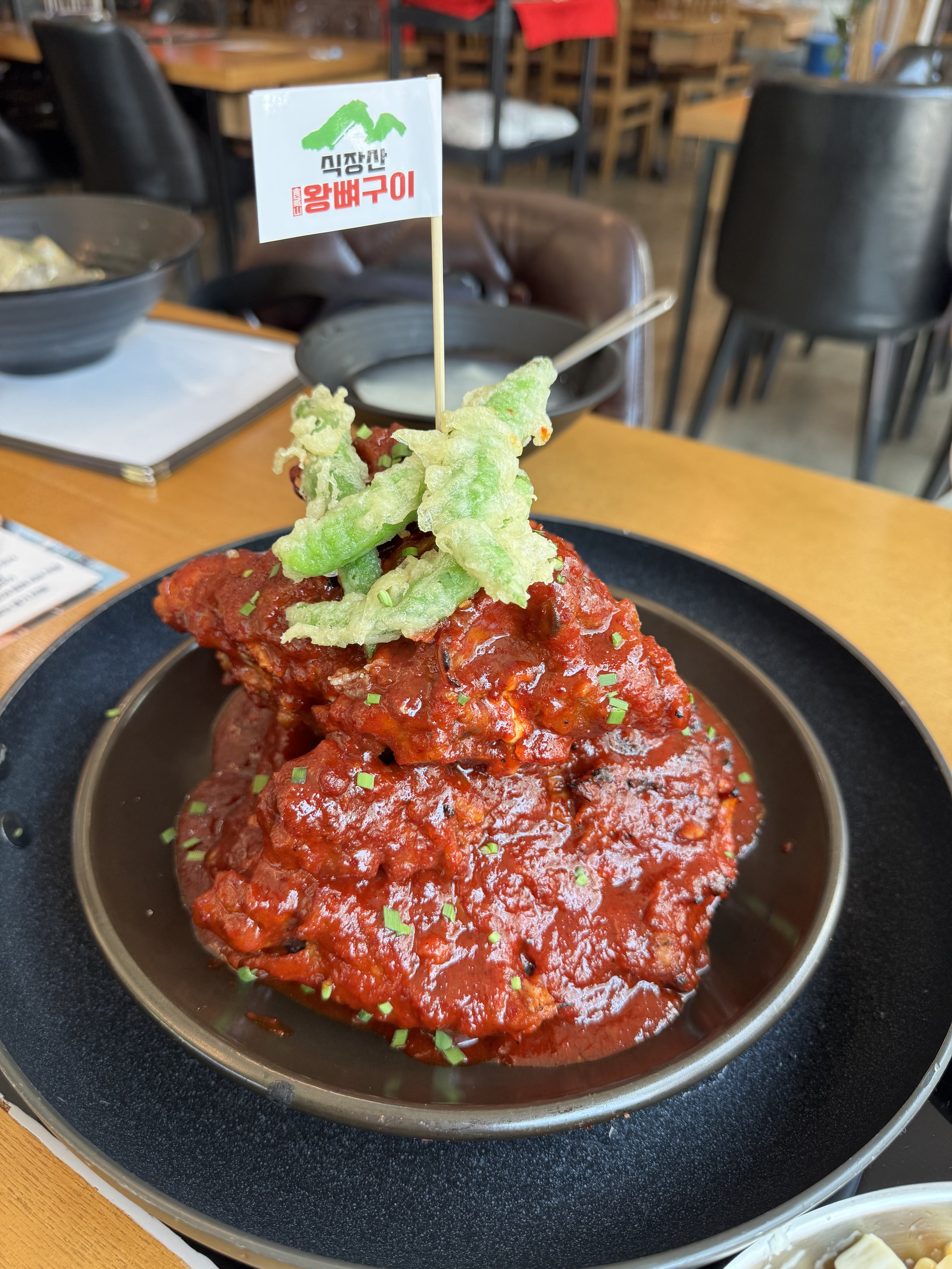 순한맛으로 시켰는데 신라면 맵기정도라 매콤하고 맛있어요! 같이나오는 동치미랑 샐러드도 맛있