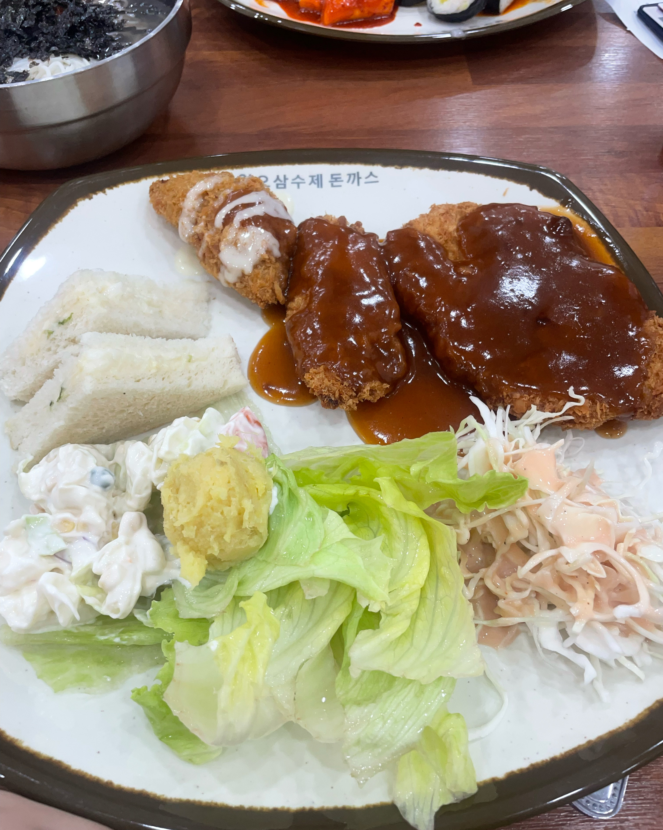 요즘 하도 핫해서 와봣는데 주말에도 영업하고 가족단위가 많이 보여요 - 대전 맛집 일오삼수제돈까스